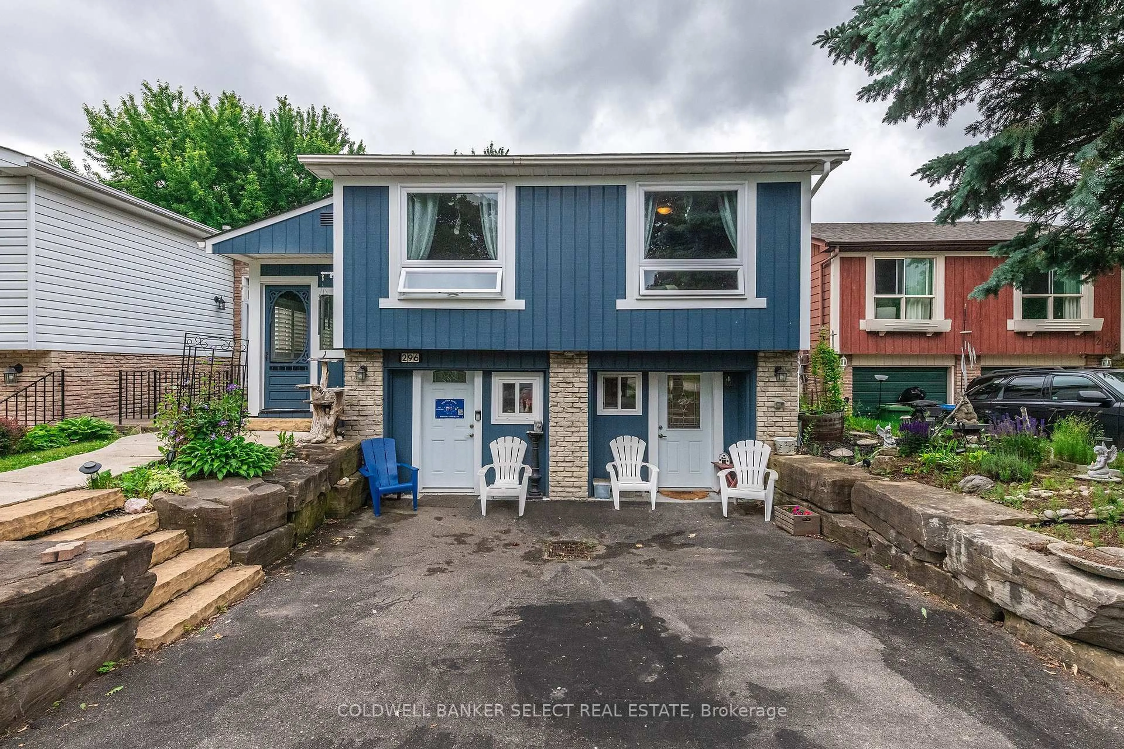 A pic from outside/outdoor area/front of a property/back of a property/a pic from drone, street for 296 Whitehead Cres, Caledon Ontario L7E 3Y1