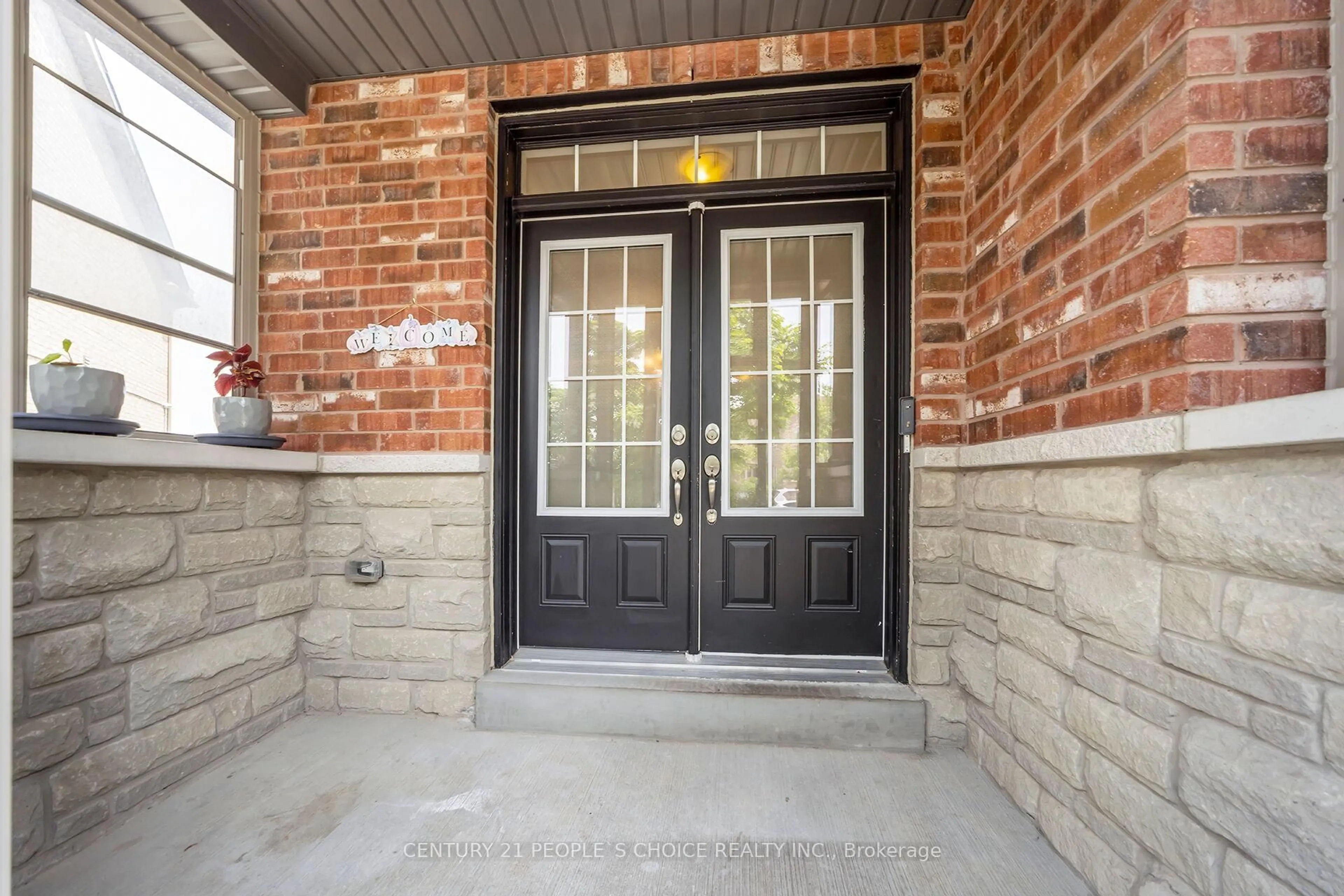 Indoor entryway for 43 Sussexvale Dr, Brampton Ontario L6R 3R5