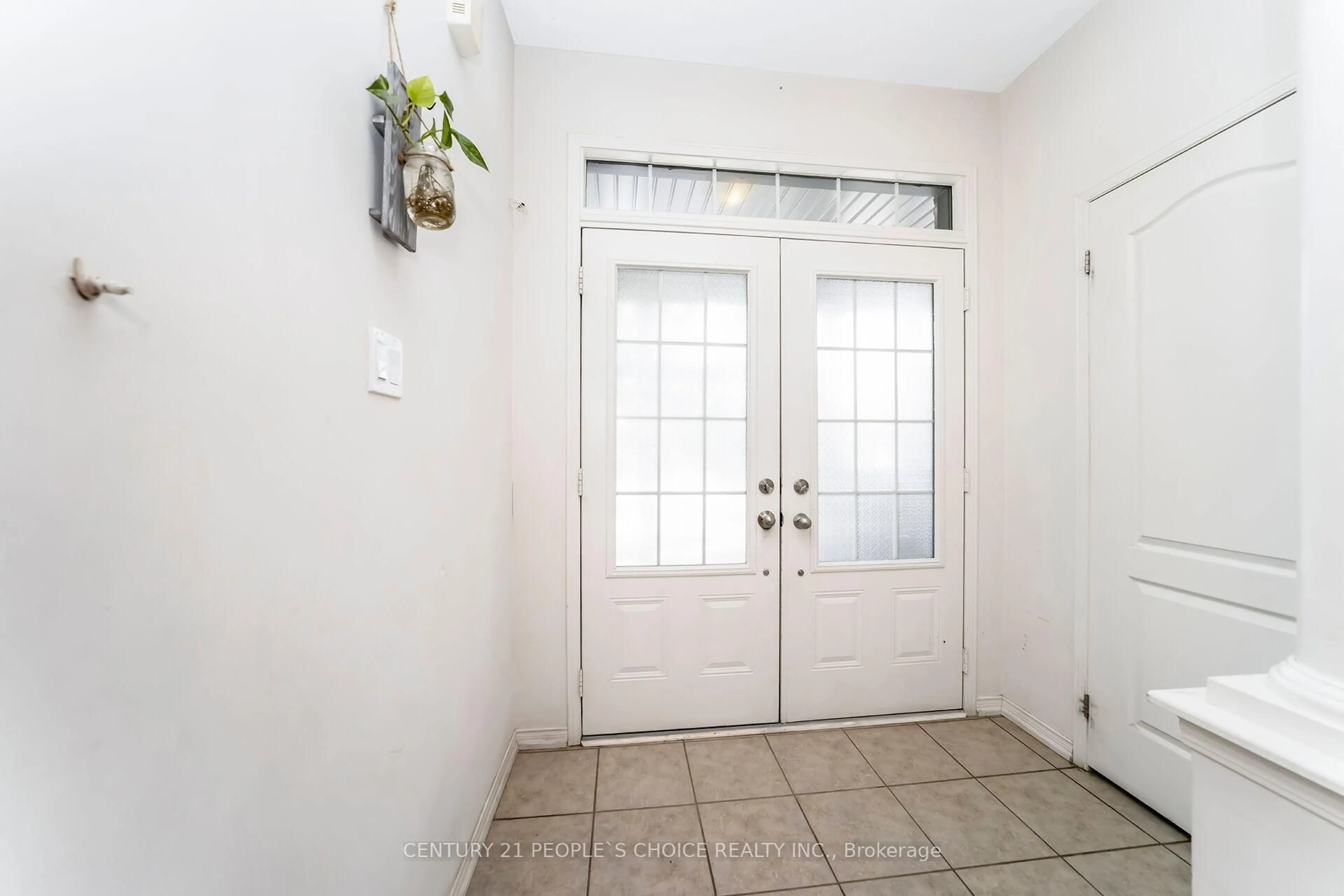 Indoor entryway for 43 Sussexvale Dr, Brampton Ontario L6R 3R5