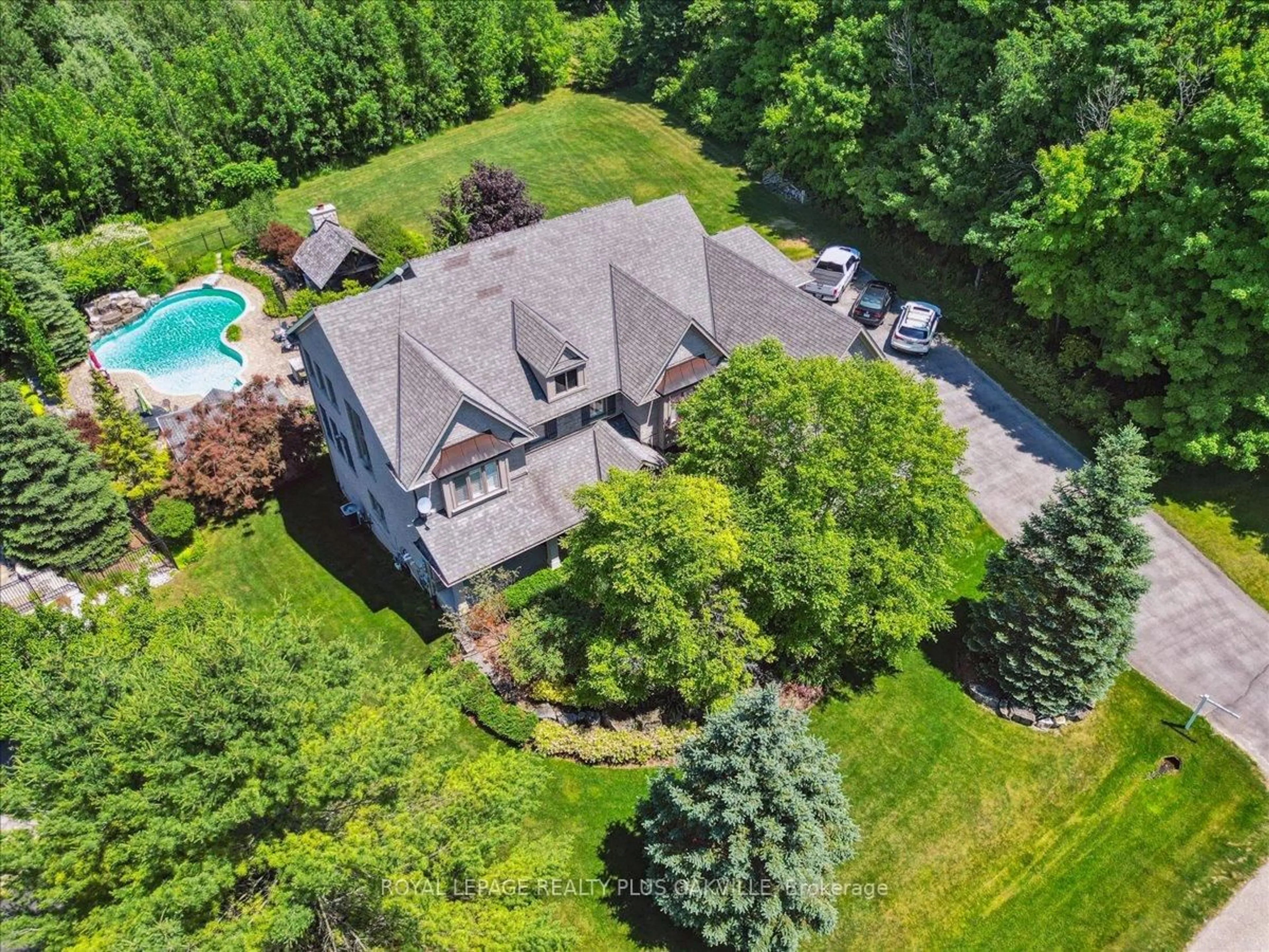 A pic from outside/outdoor area/front of a property/back of a property/a pic from drone, water/lake/river/ocean view for 11365 Taylor Crt, Milton Ontario L0P 1B0