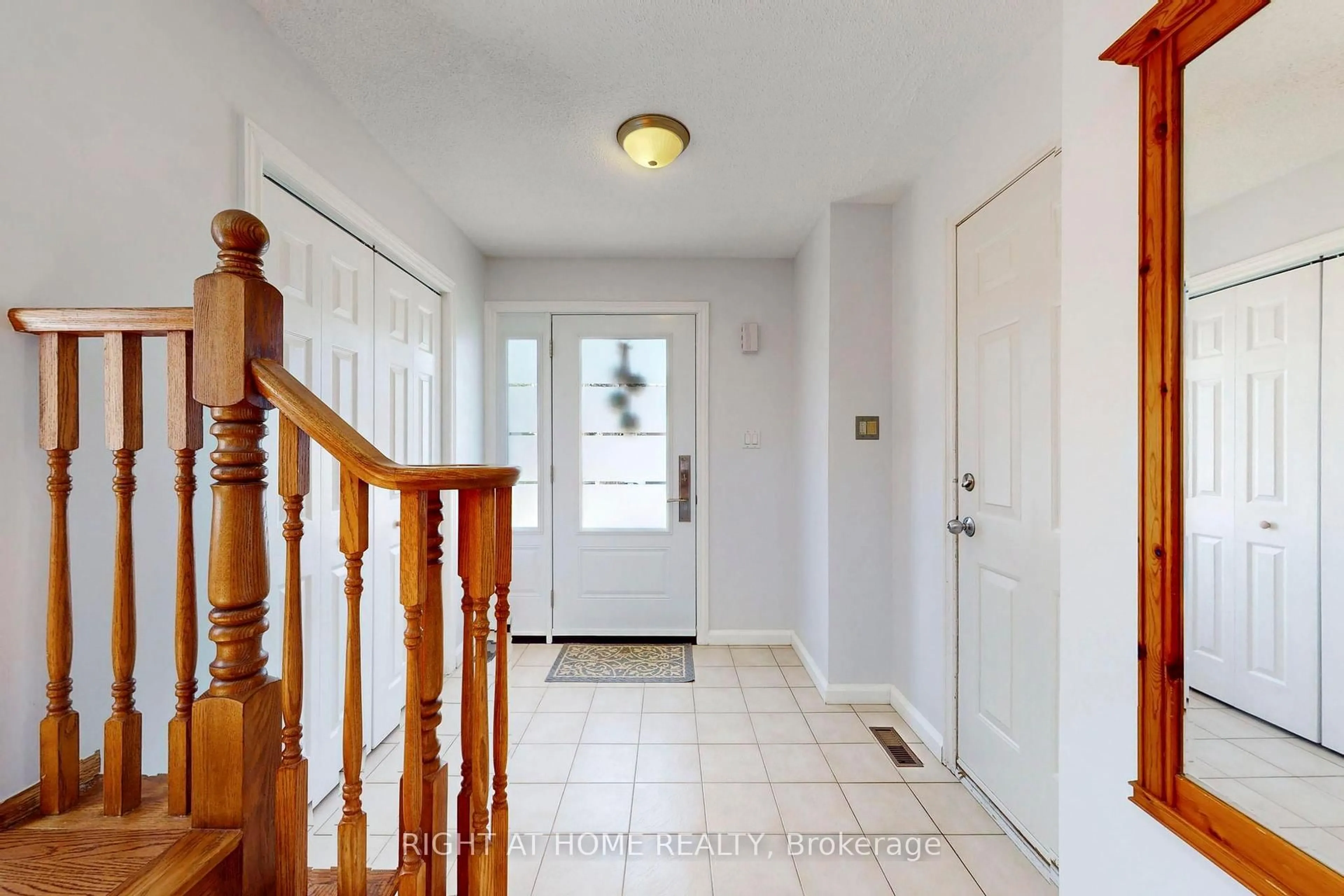 Indoor entryway for 1329 Sweetbirch Crt, Mississauga Ontario L5C 3R4