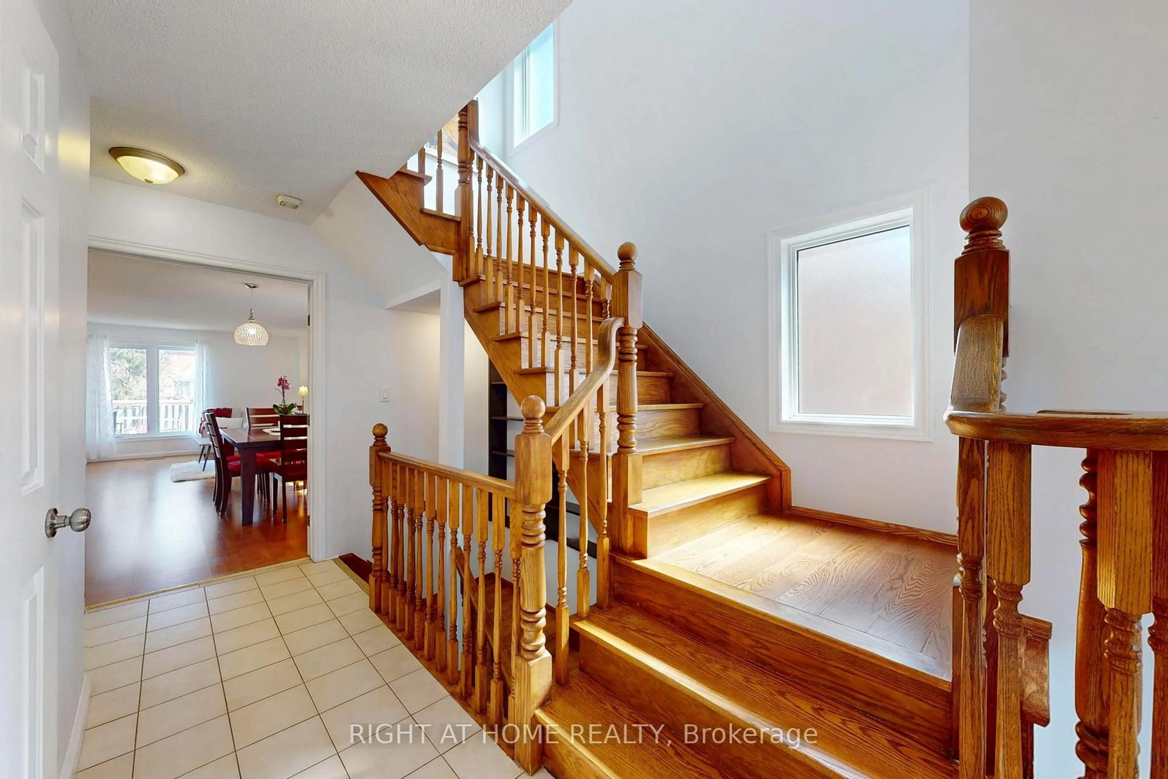 Indoor foyer for 1329 Sweetbirch Crt, Mississauga Ontario L5C 3R4