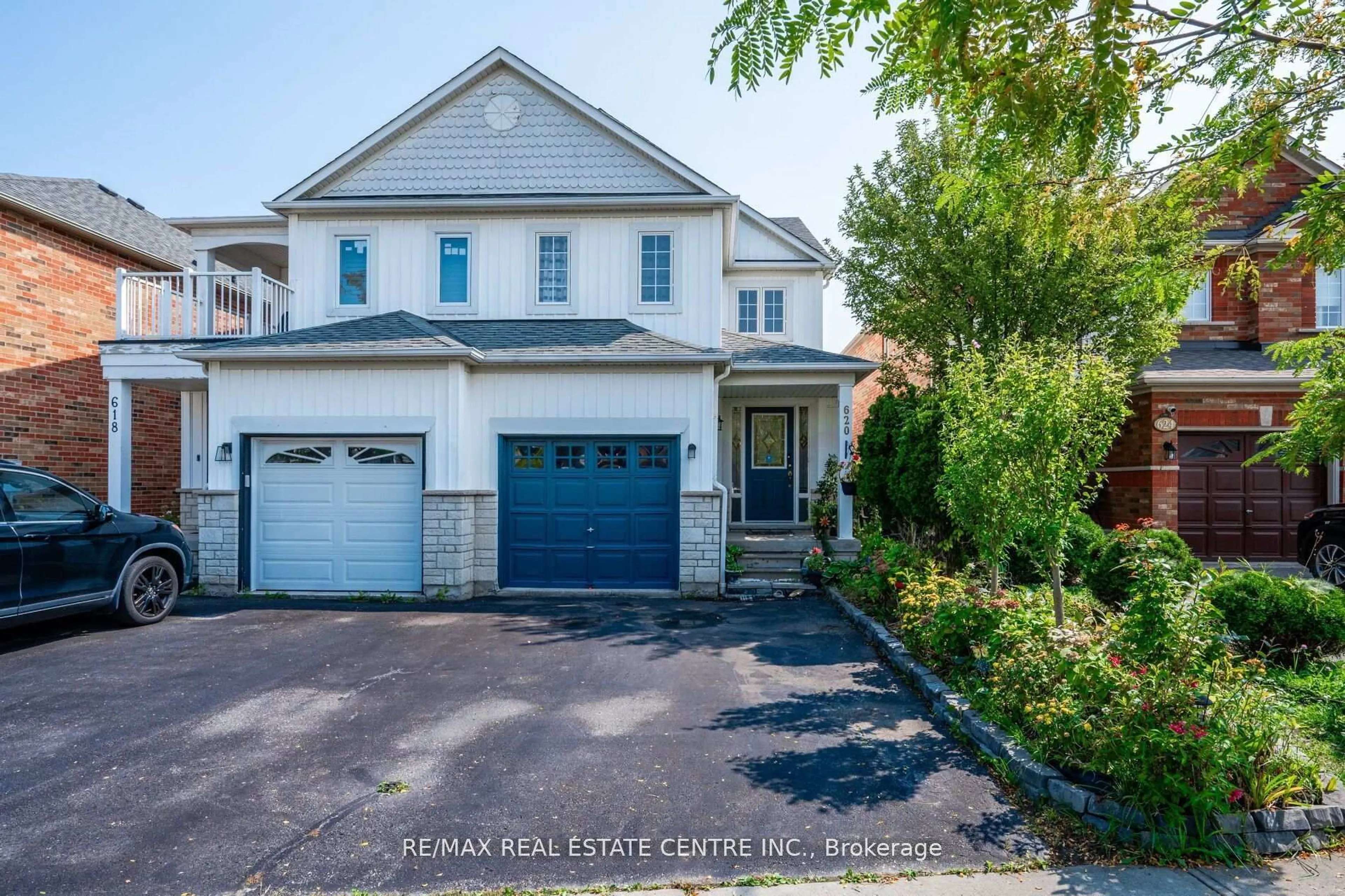 A pic from outside/outdoor area/front of a property/back of a property/a pic from drone, street for 620 Rossellini Dr, Mississauga Ontario L5W 1M3