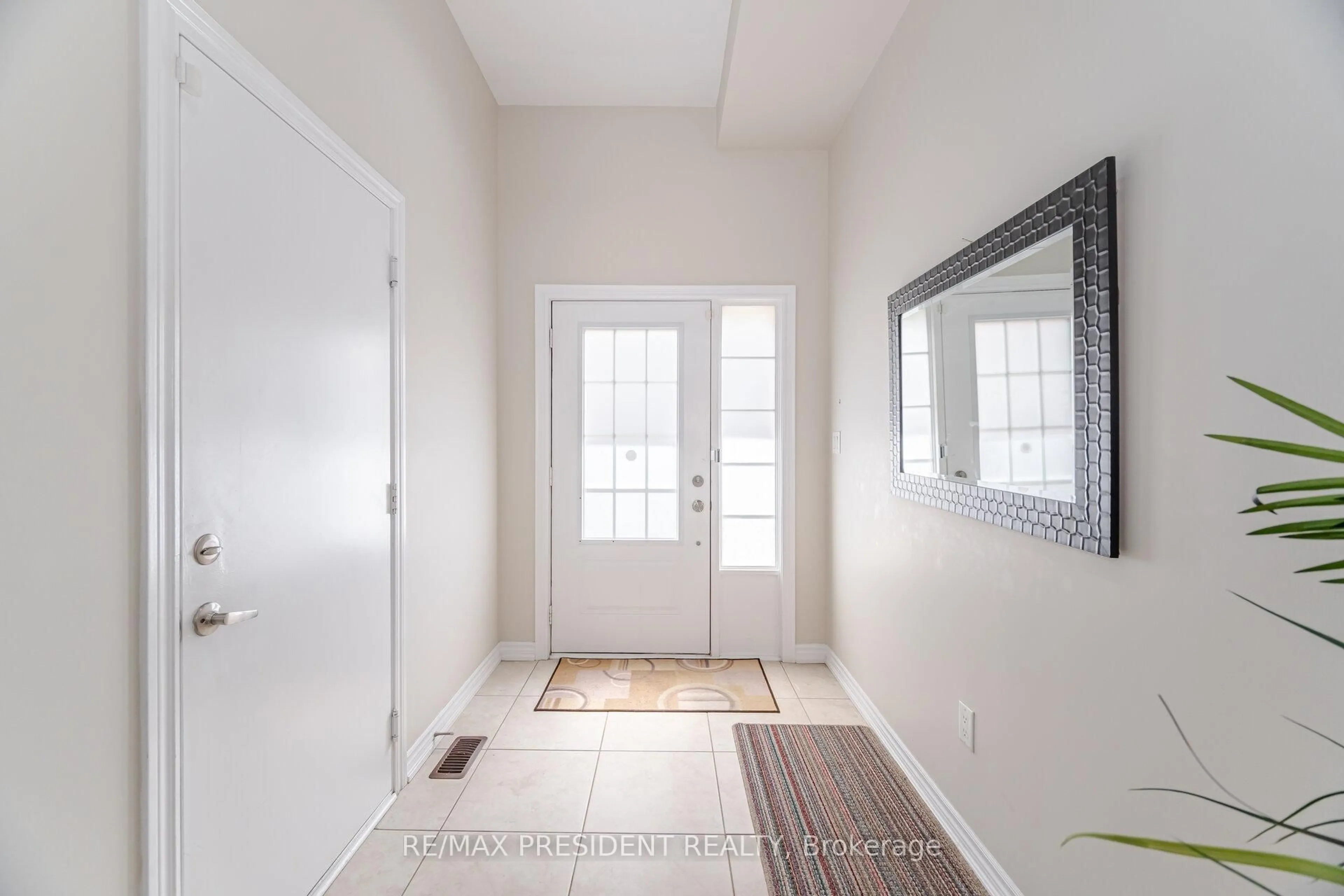 Indoor entryway for 2530 Countryside Dr, Brampton Ontario L6R 3T4