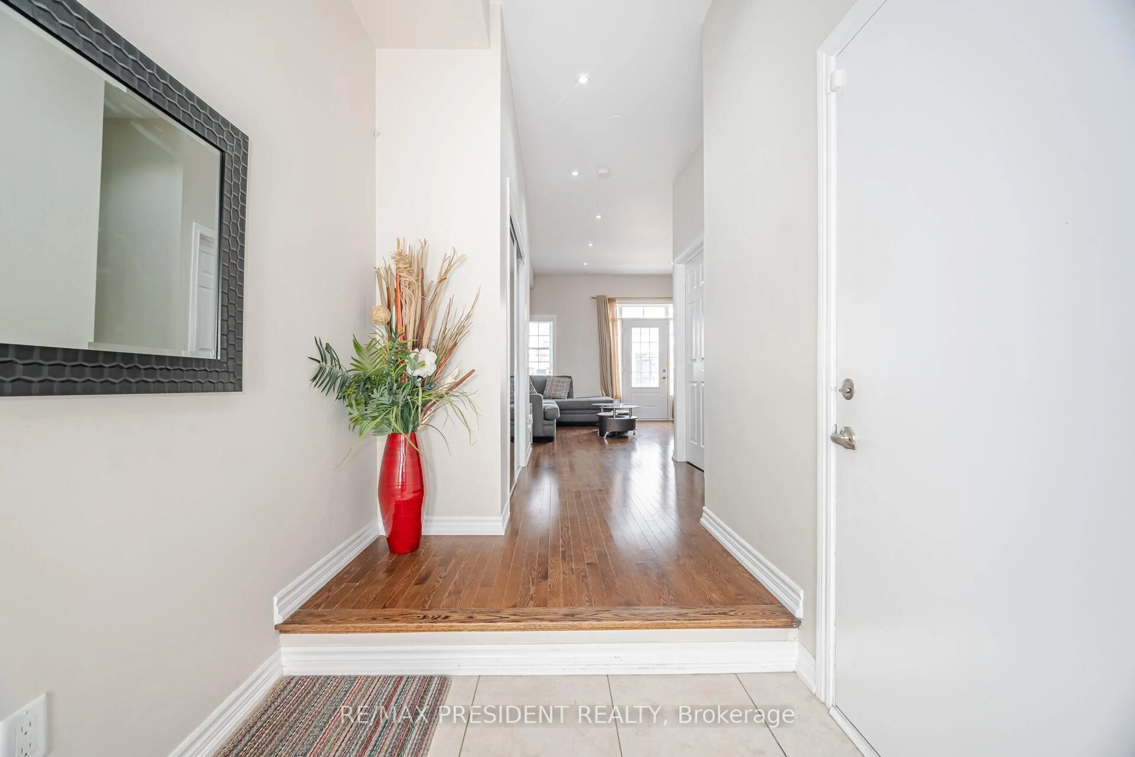 Indoor entryway for 2530 Countryside Dr, Brampton Ontario L6R 3T4