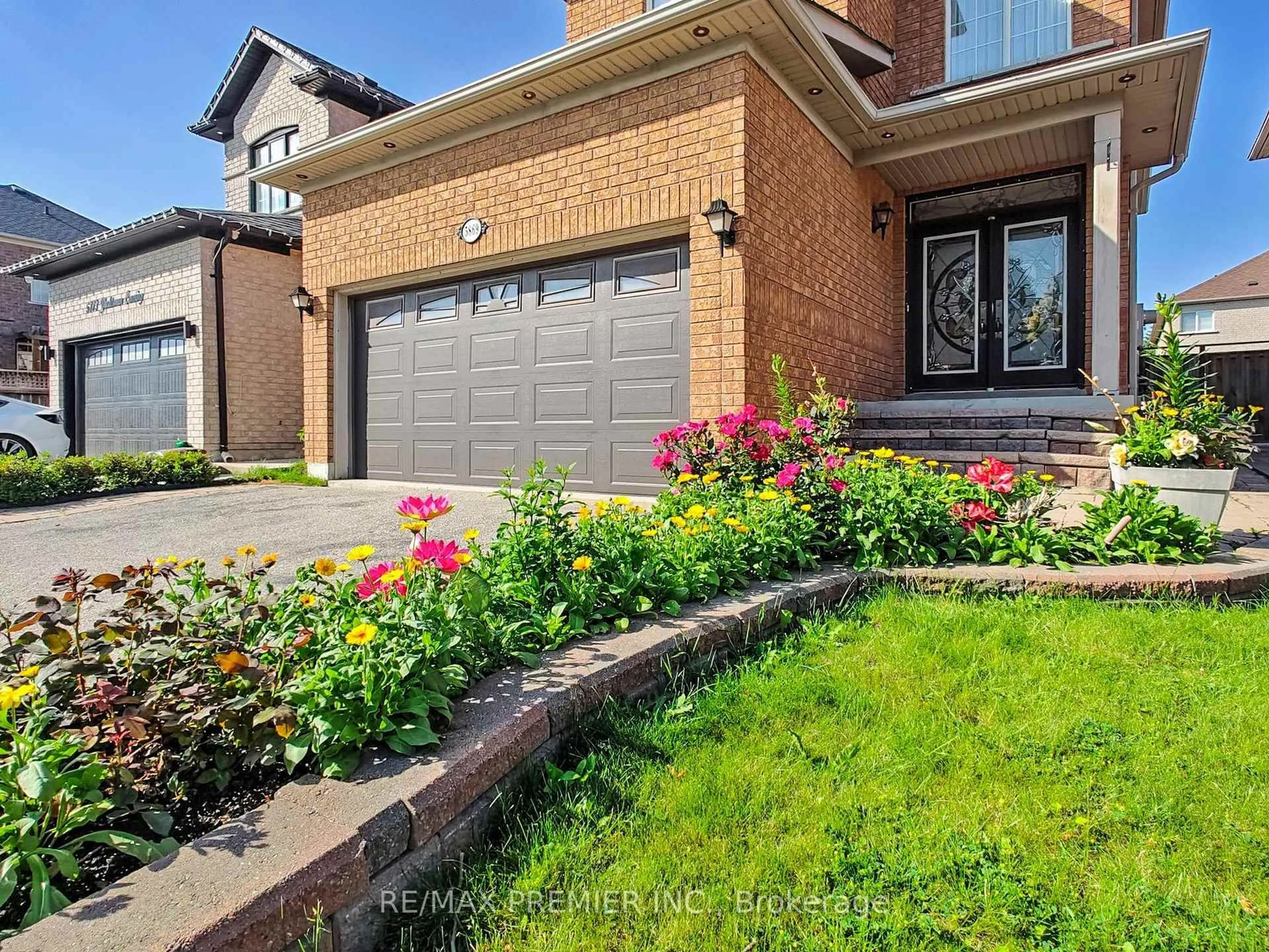 Home with brick exterior material, street for 5869 Yachtsman Crossing, Mississauga Ontario L5M 6P1