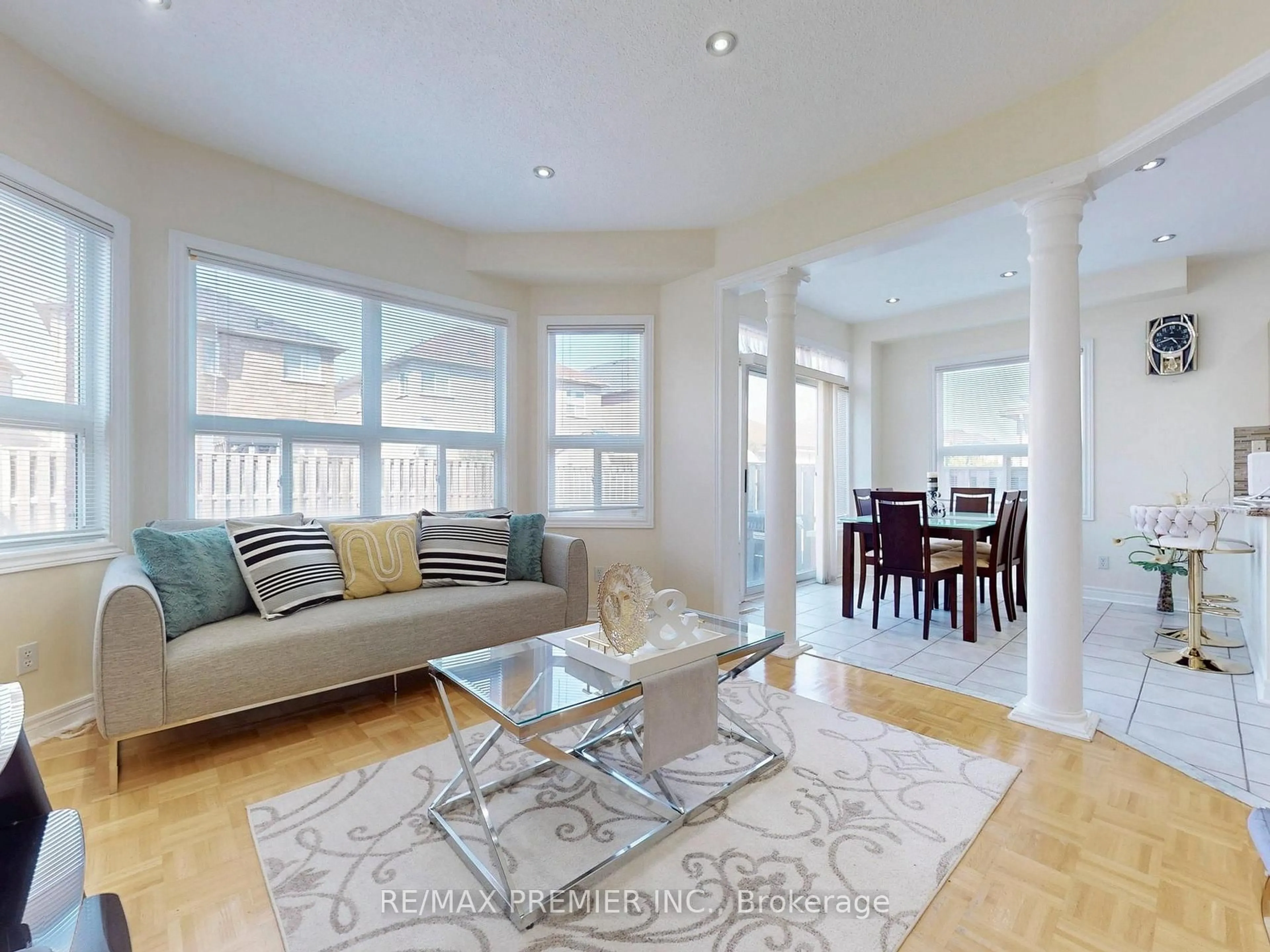 Living room with furniture, unknown for 5869 Yachtsman Crossing, Mississauga Ontario L5M 6P1