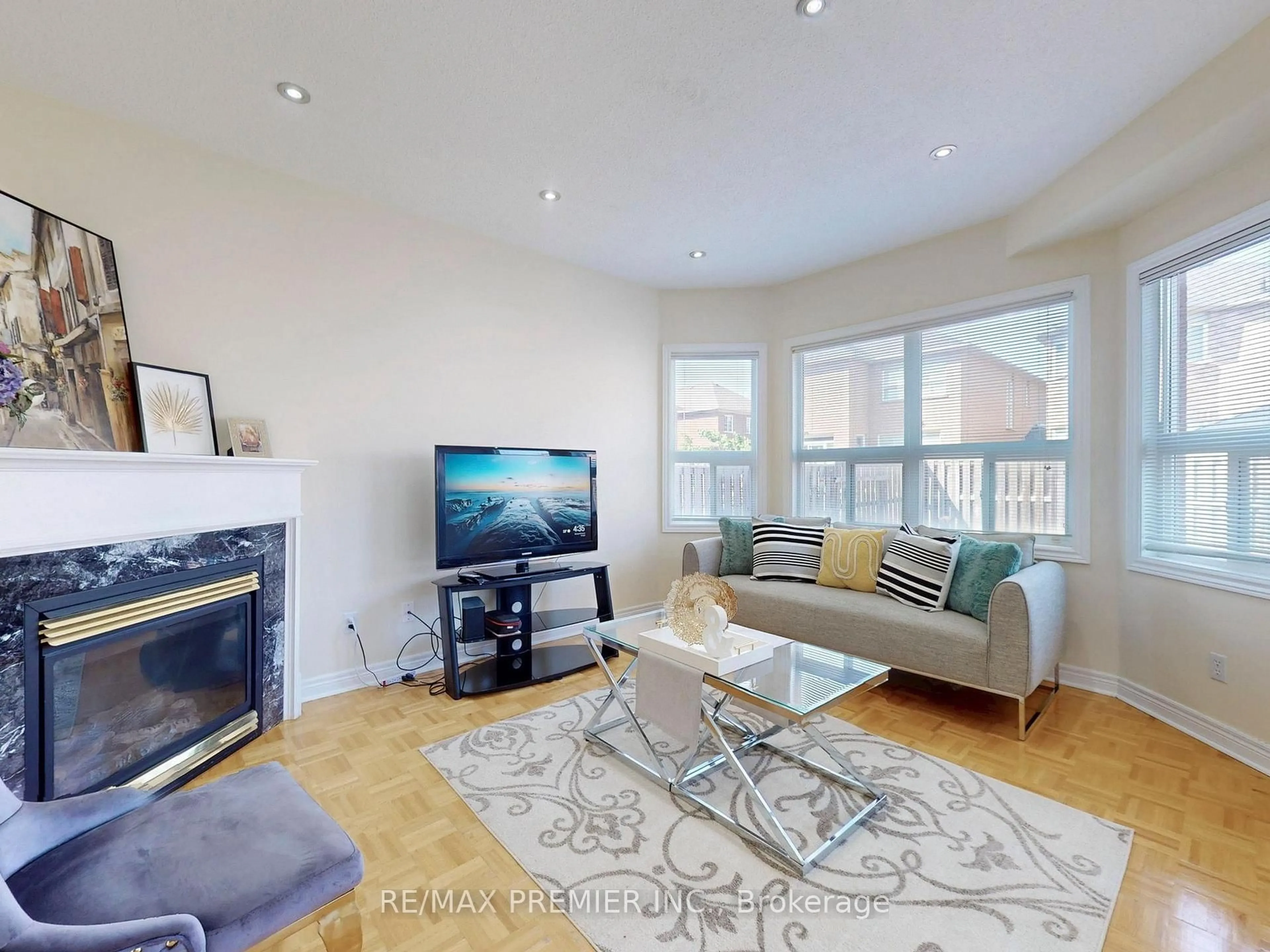 Living room with furniture, wood/laminate floor for 5869 Yachtsman Crossing, Mississauga Ontario L5M 6P1