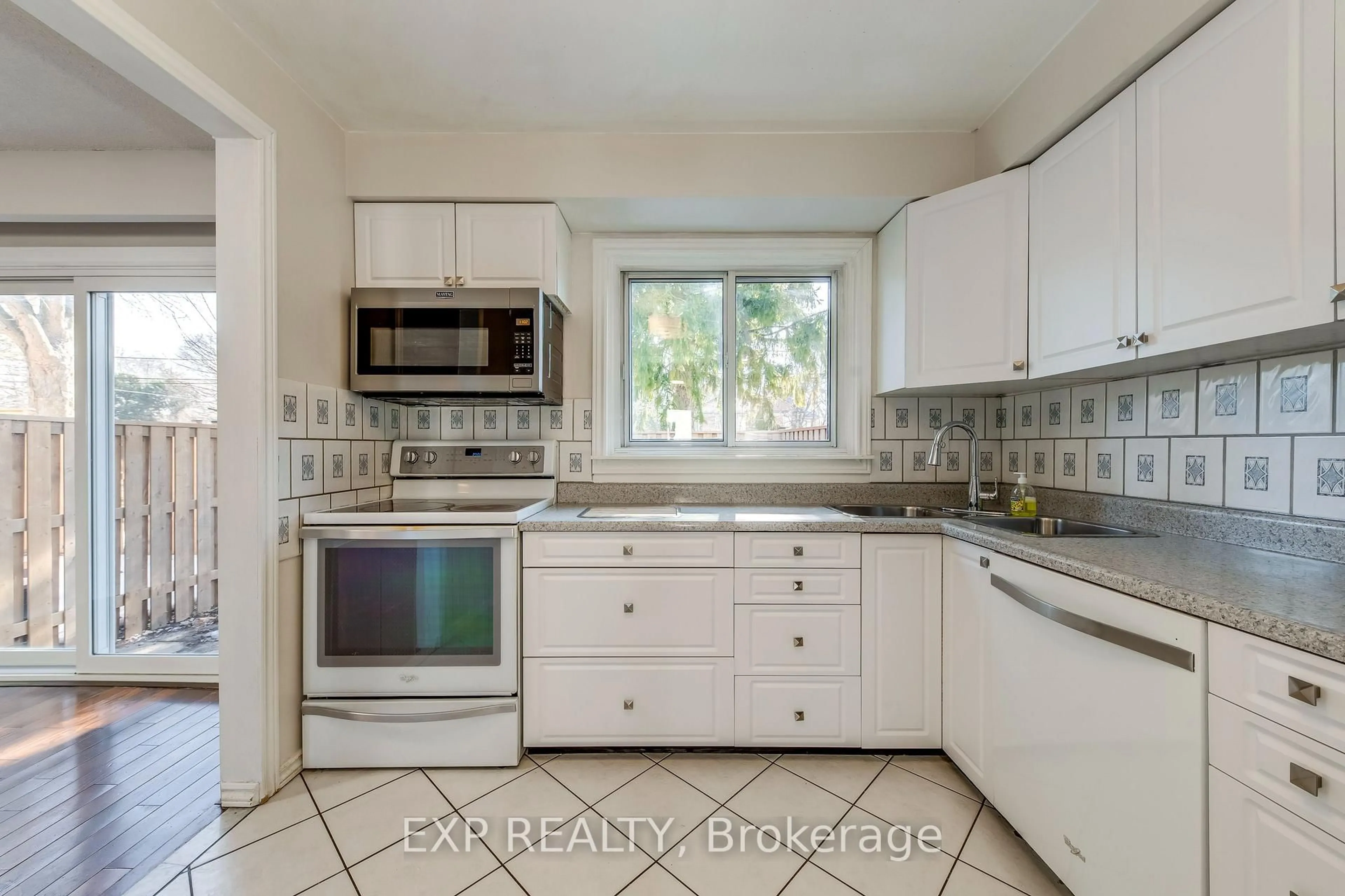 Standard kitchen, unknown for 1050 Shawnmarr Rd #132, Mississauga Ontario L5H 3V1