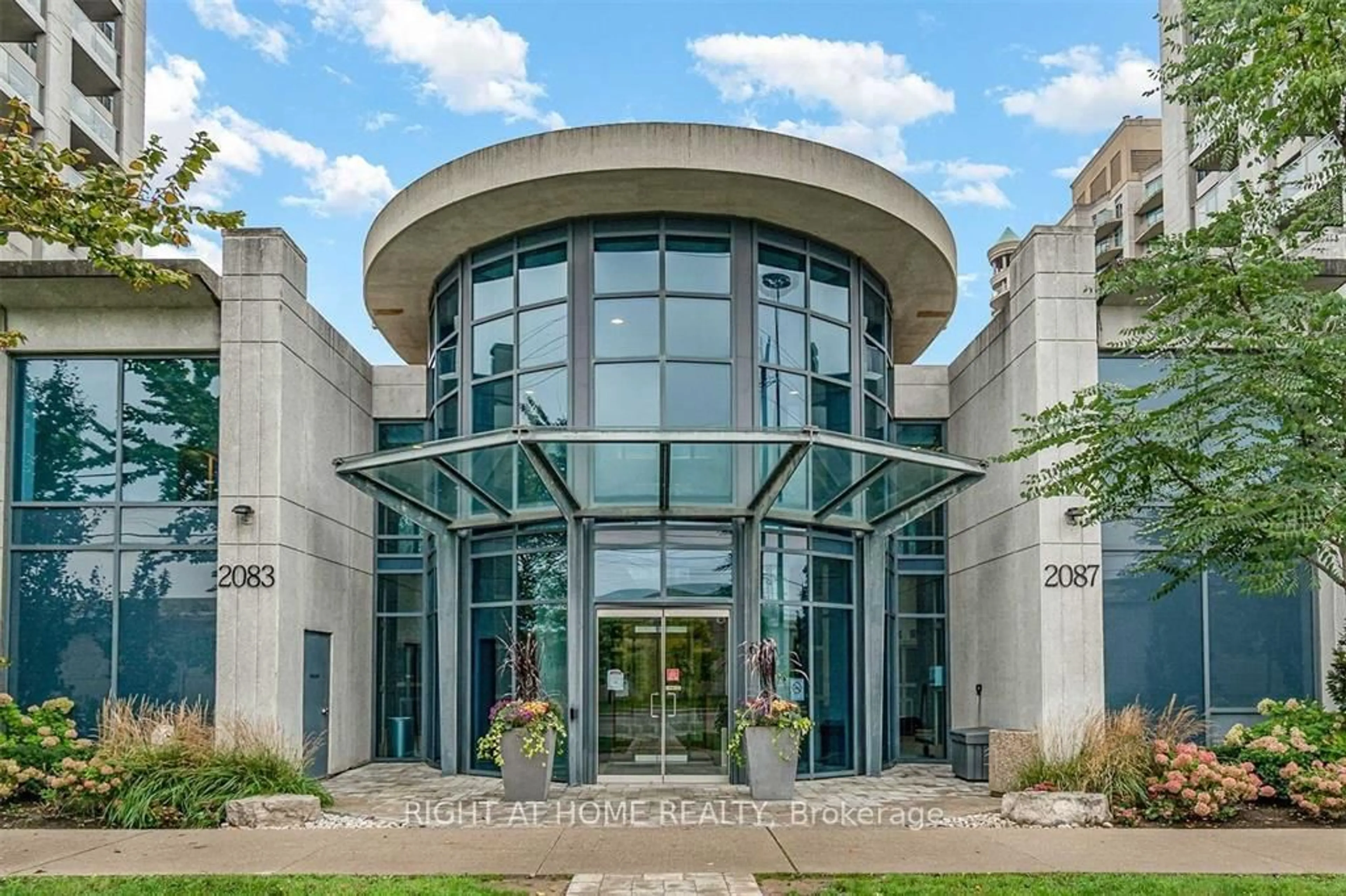 Indoor foyer for 2087 Lake Shore Blvd #207, Toronto Ontario M8V 4G3