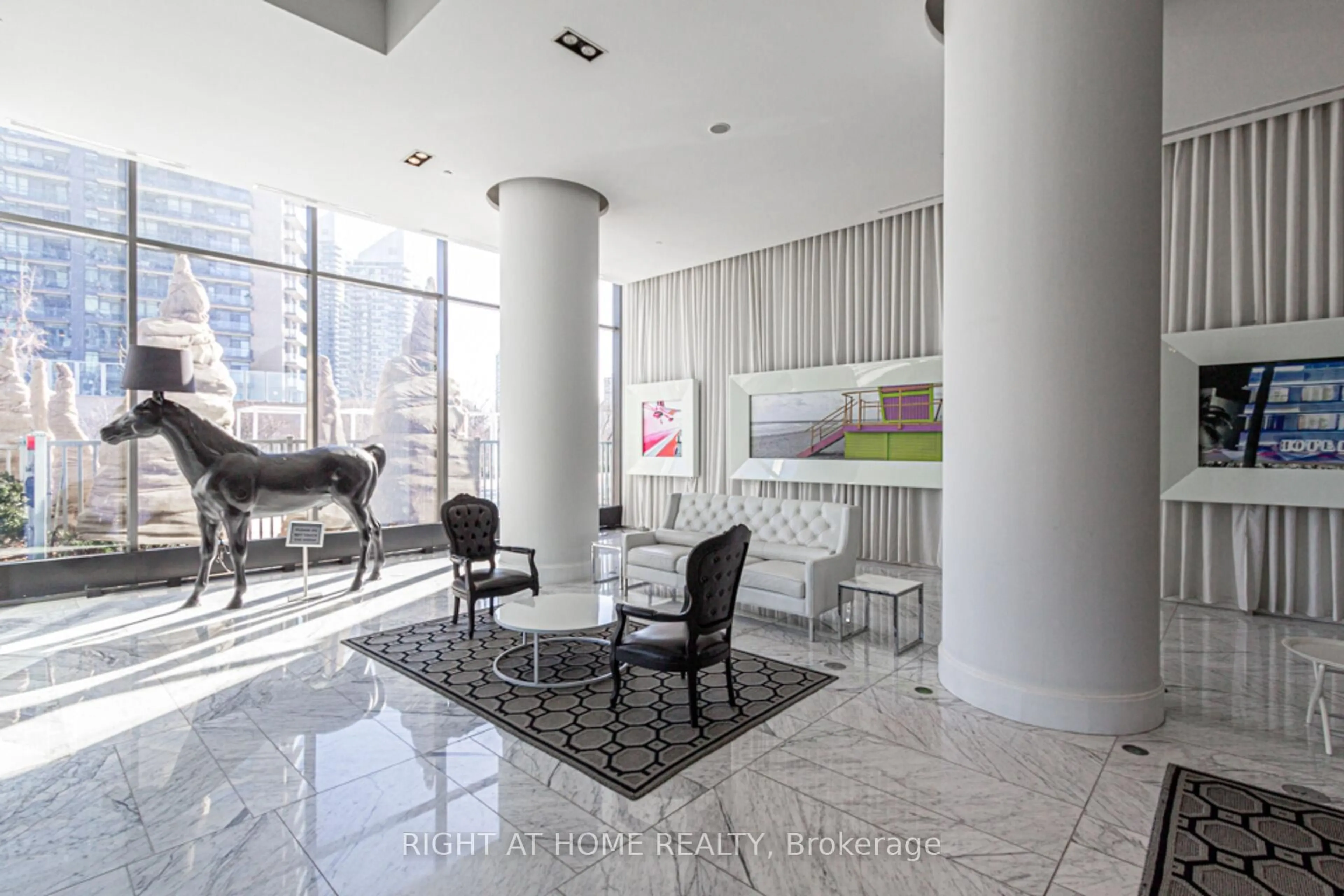 Indoor foyer for 88 Park Lawn Rd #2605, Toronto Ontario M8Y 0B5