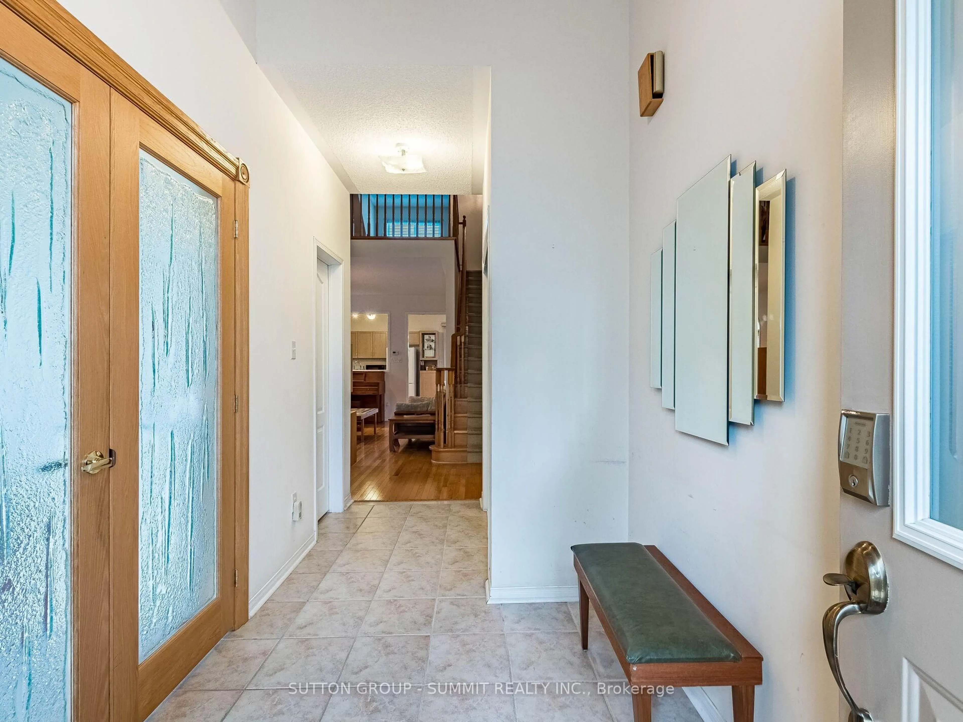 Indoor foyer for 5488 Longford Dr, Mississauga Ontario L5M 6N3