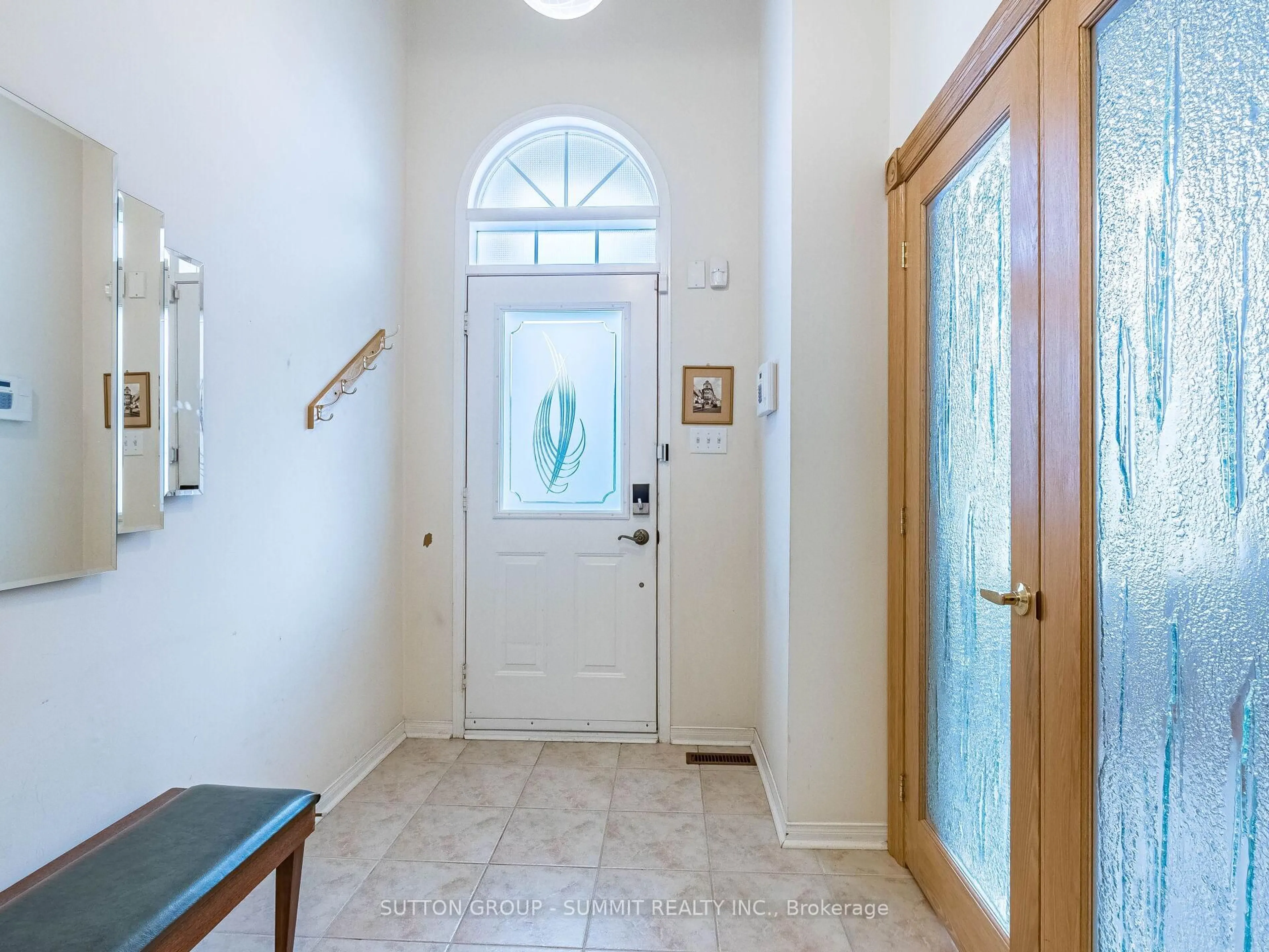Indoor entryway for 5488 Longford Dr, Mississauga Ontario L5M 6N3