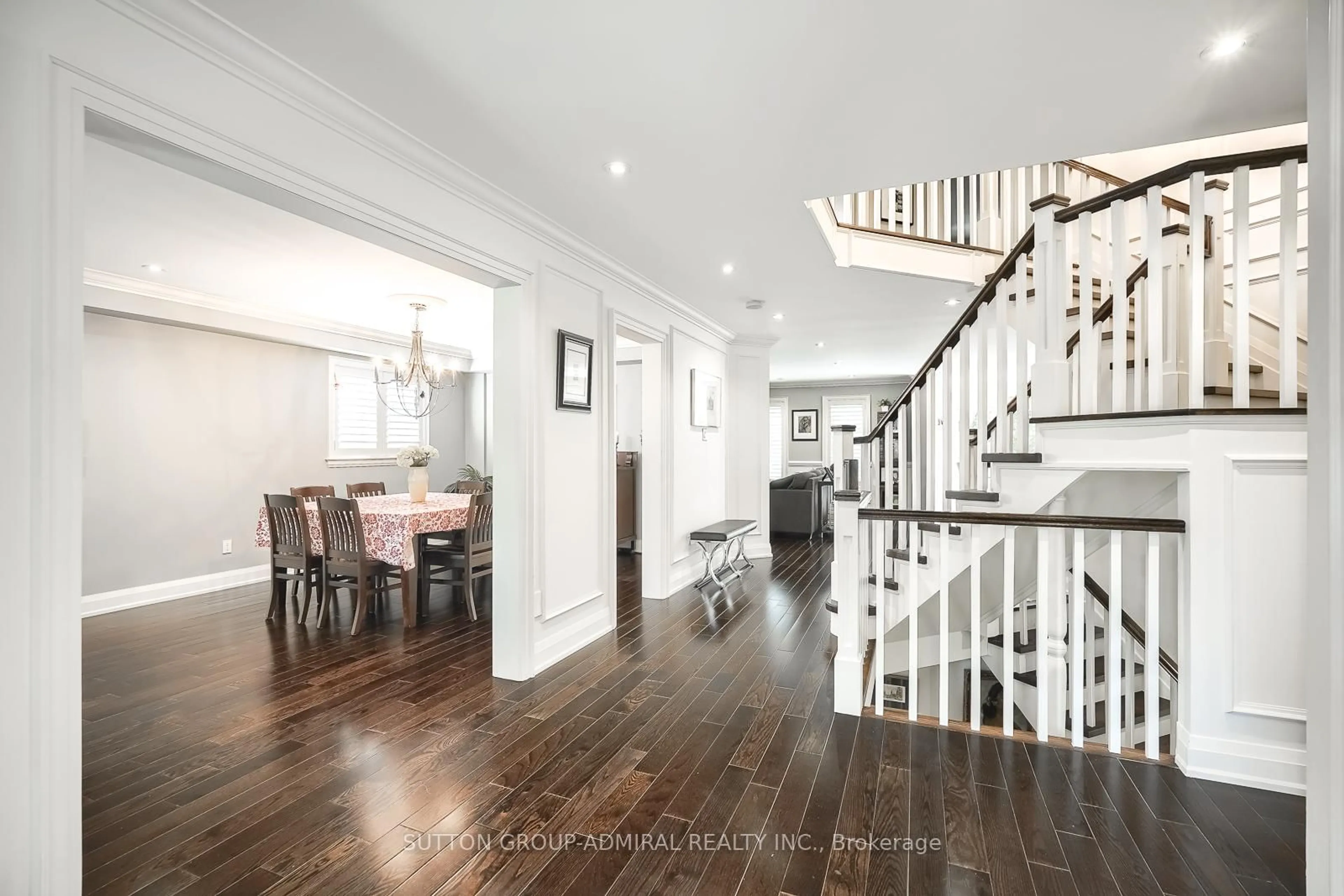 Indoor foyer for 2360 Marisa Crt, Mississauga Ontario L5K 2P6