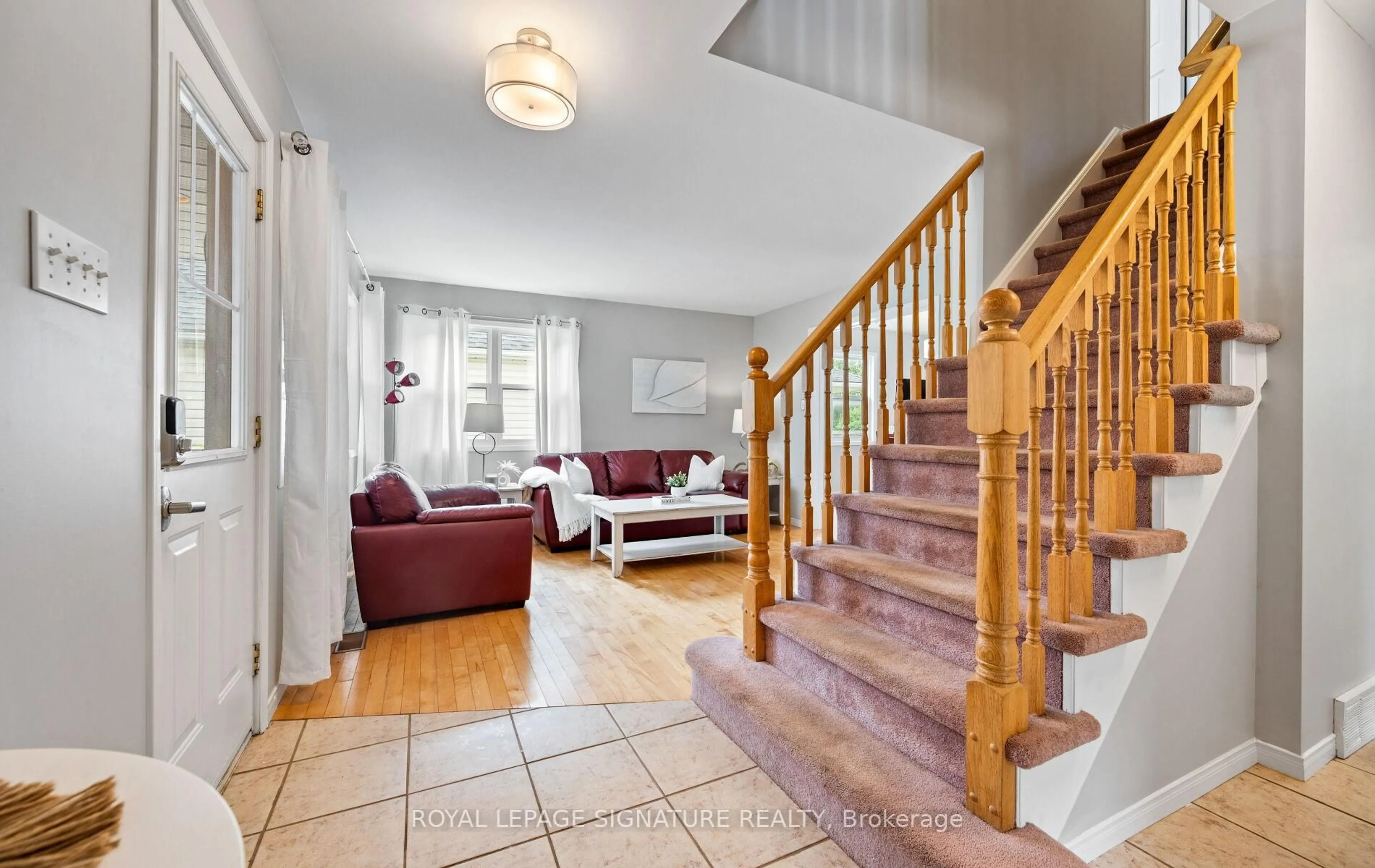 Indoor foyer for 56 Dairy Dr, Halton Hills Ontario L7J 2Y1