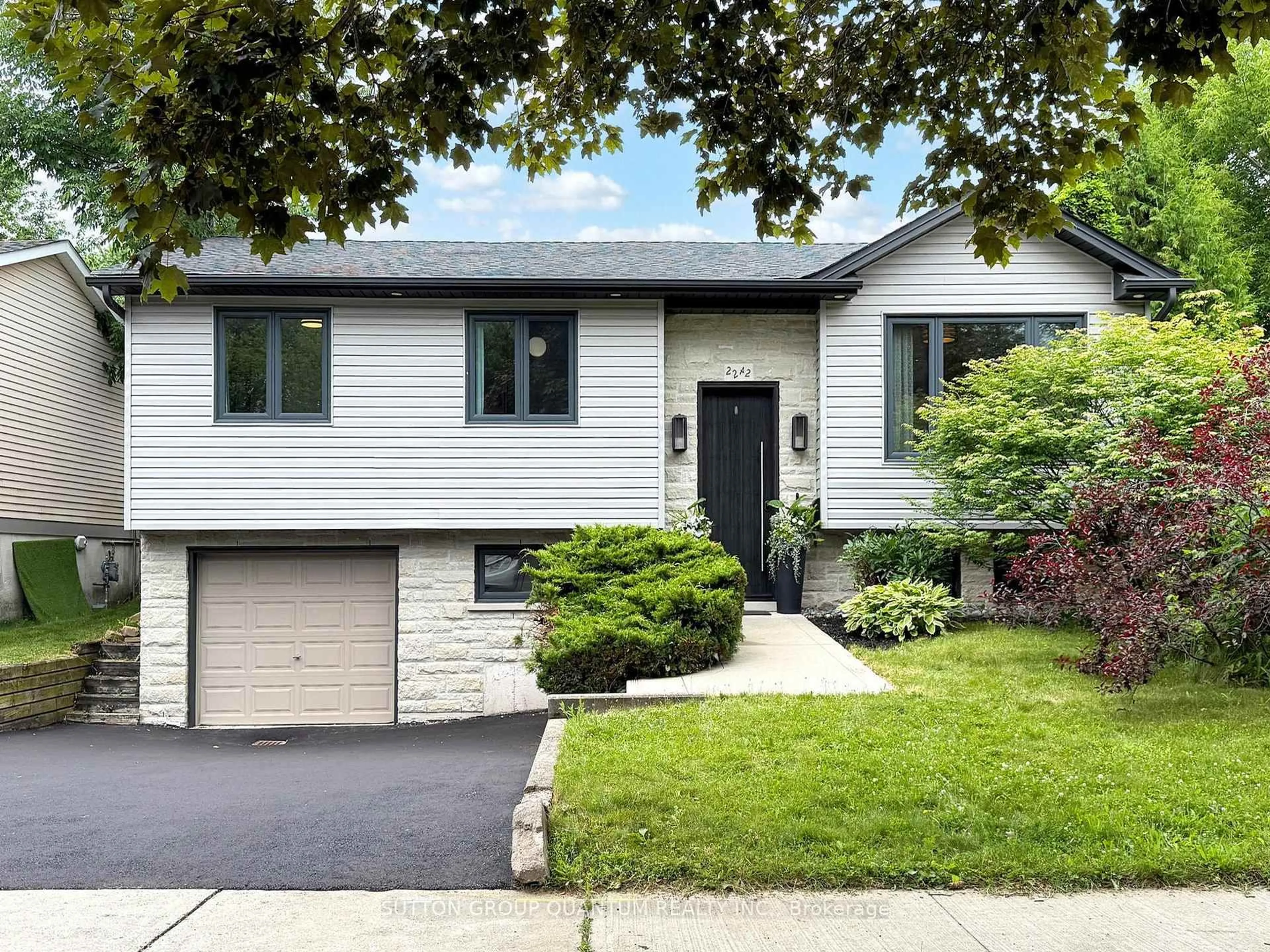Home with vinyl exterior material, street for 2242 Ingersoll Dr, Burlington Ontario L7P 3L3