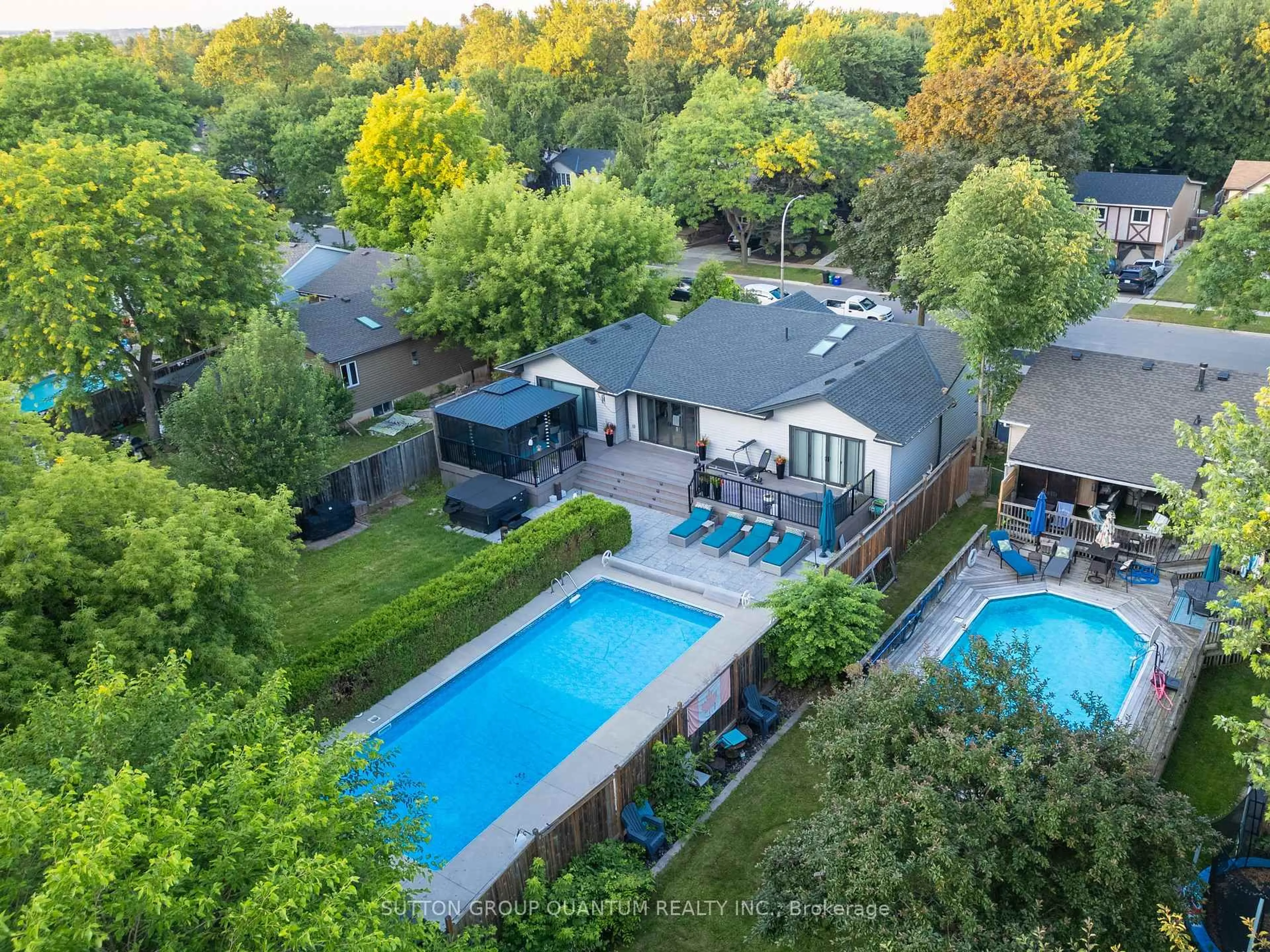 A pic from outside/outdoor area/front of a property/back of a property/a pic from drone, water/lake/river/ocean view for 2242 Ingersoll Dr, Burlington Ontario L7P 3L3