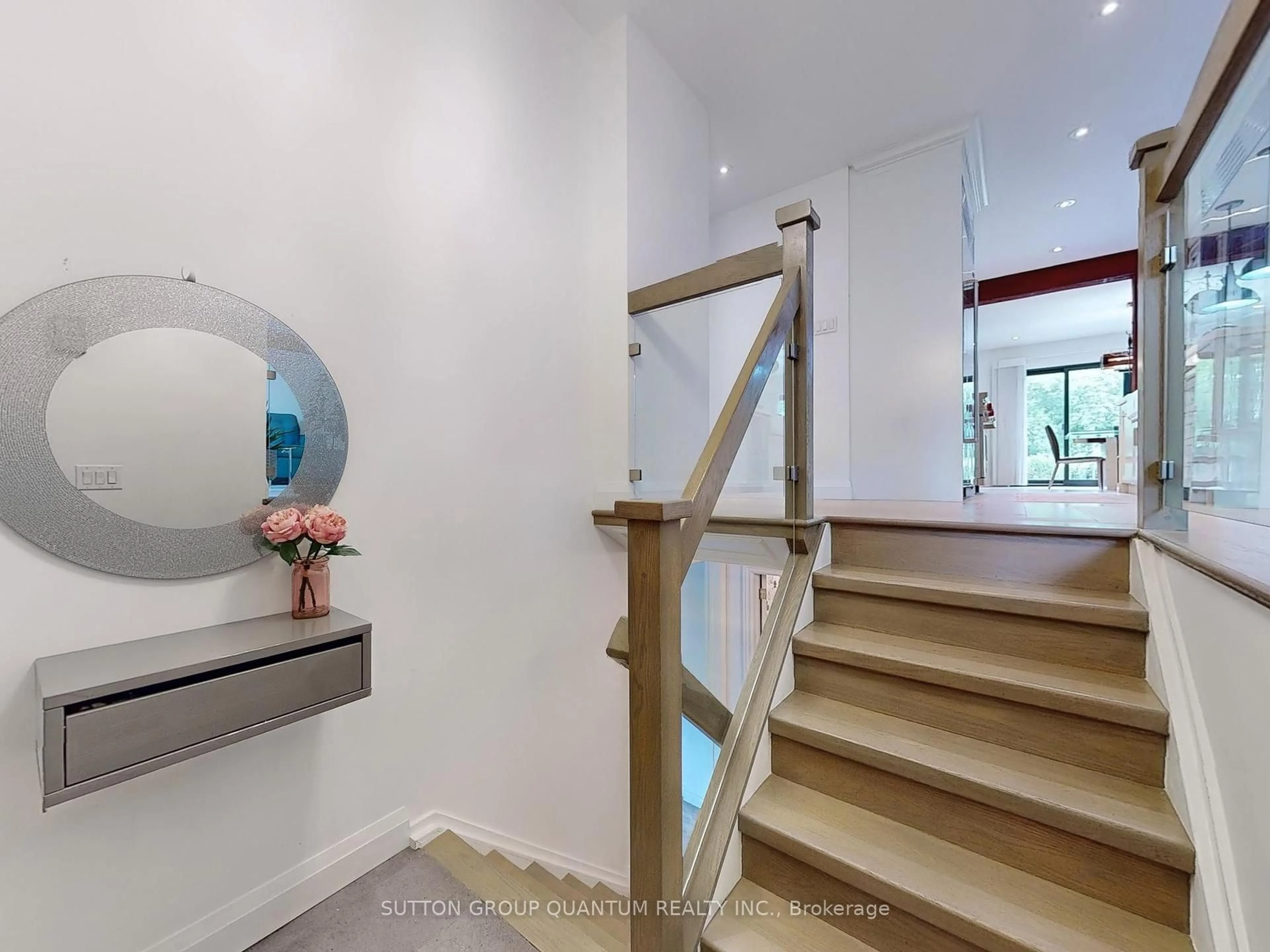 Indoor foyer for 2242 Ingersoll Dr, Burlington Ontario L7P 3L3