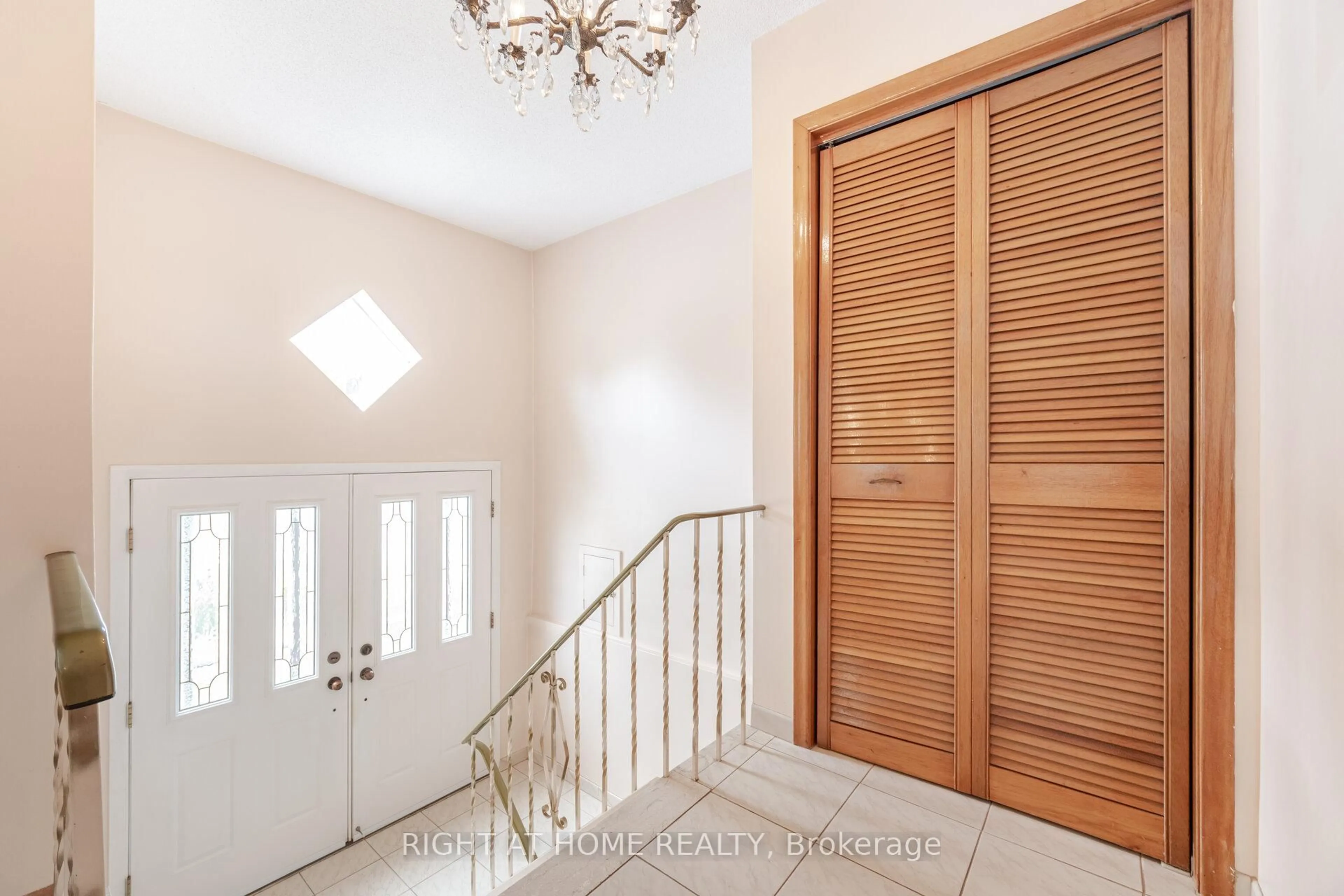 Indoor foyer for 95 Milady Rd, Toronto Ontario M9L 2H9