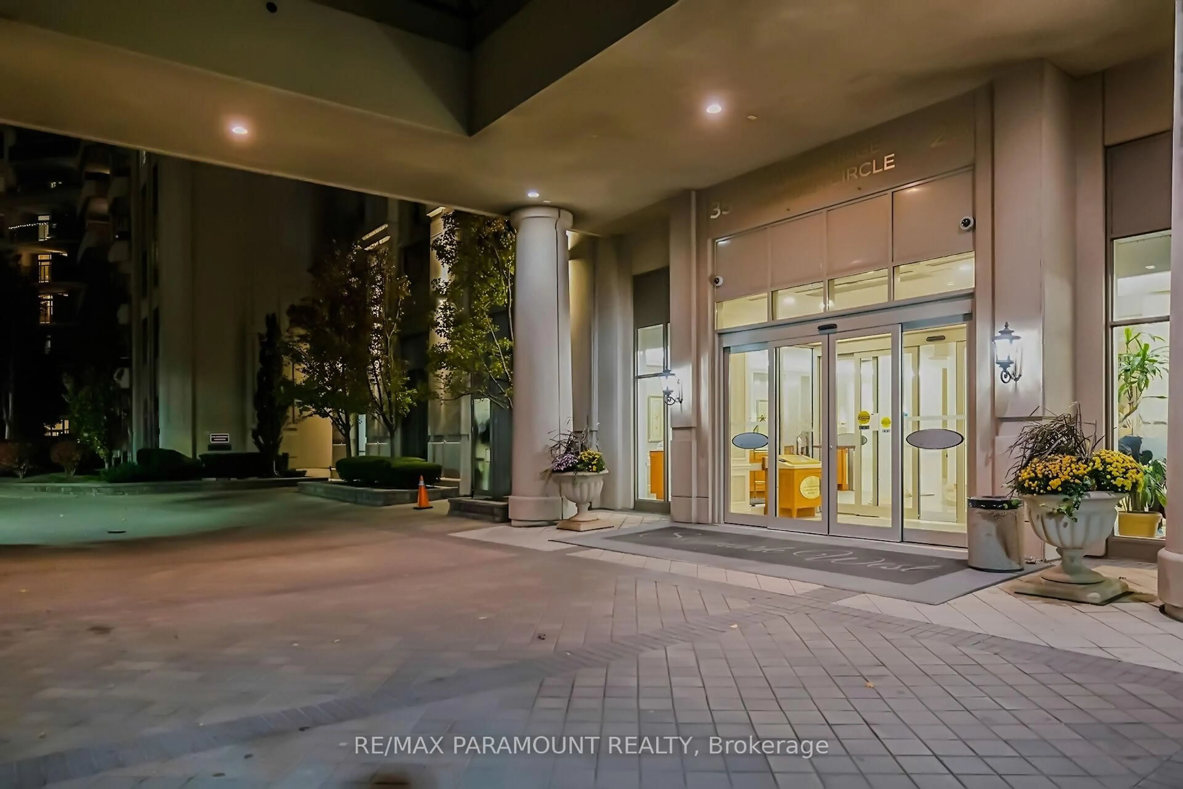 Indoor foyer for 25 Kingsbridge Garden Circ #2127, Mississauga Ontario L5R 4B1