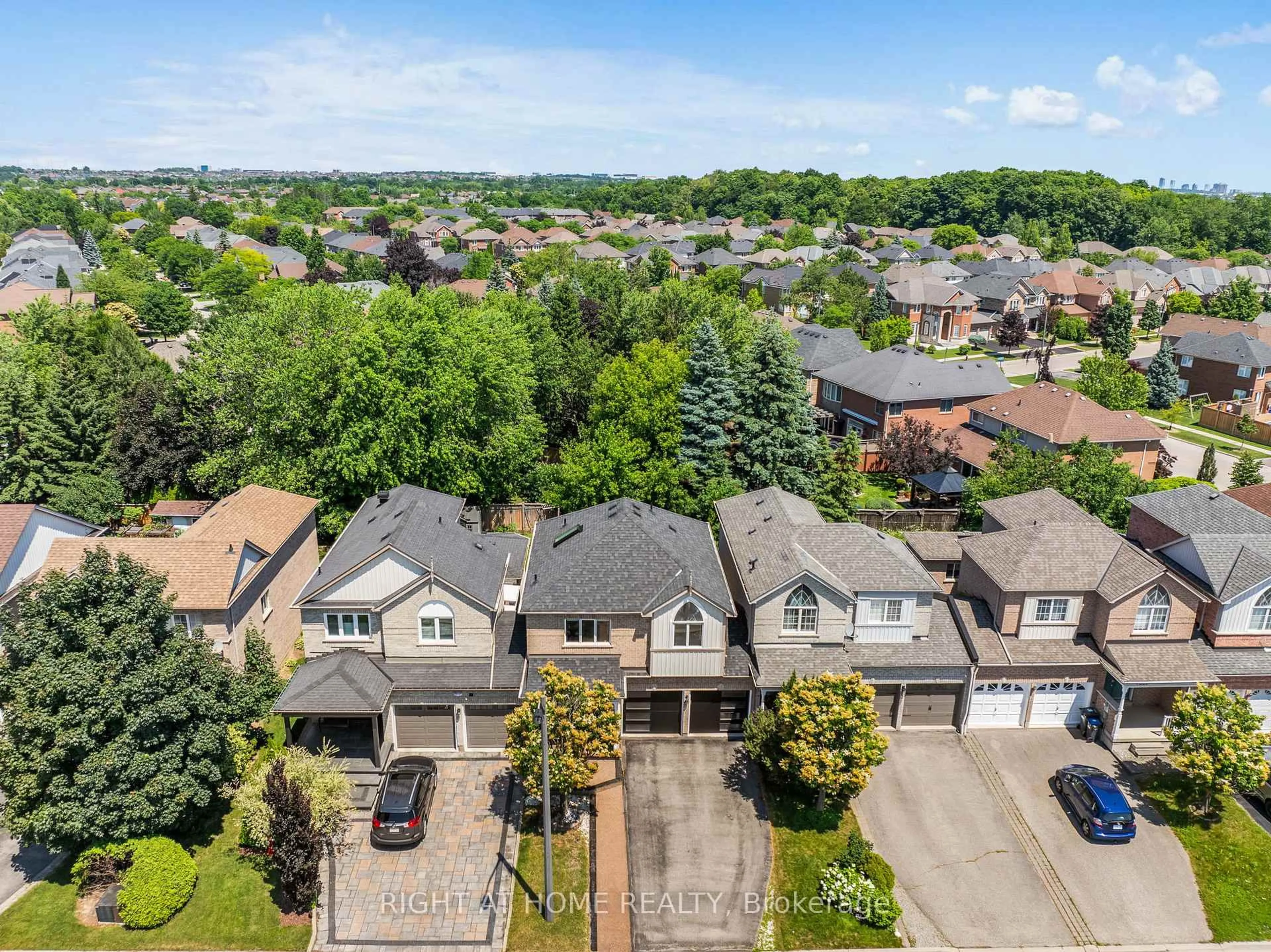 A pic from outside/outdoor area/front of a property/back of a property/a pic from drone, street for 7229 Pallett Crt, Mississauga Ontario L5N 8E5
