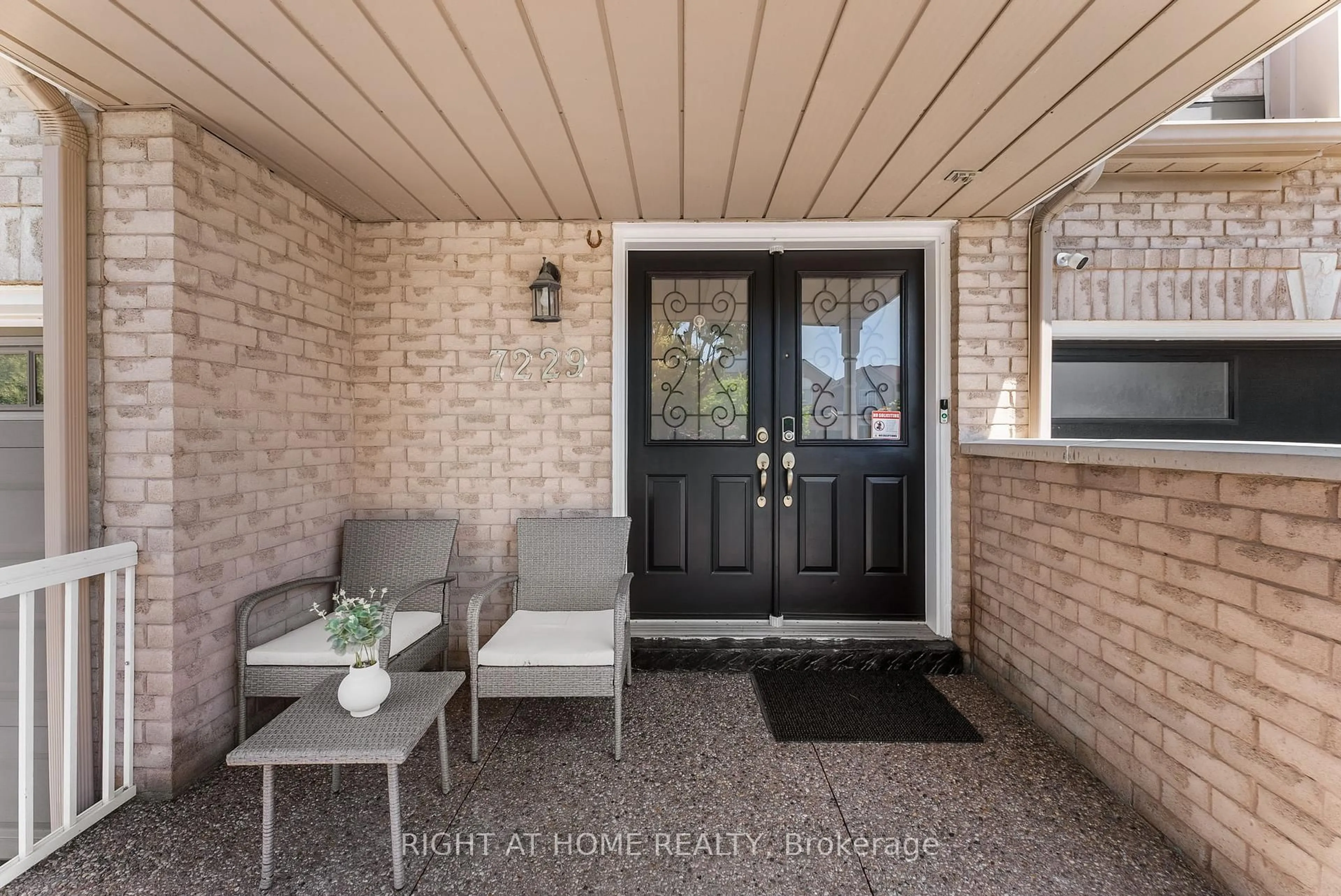 Indoor entryway for 7229 Pallett Crt, Mississauga Ontario L5N 8E5