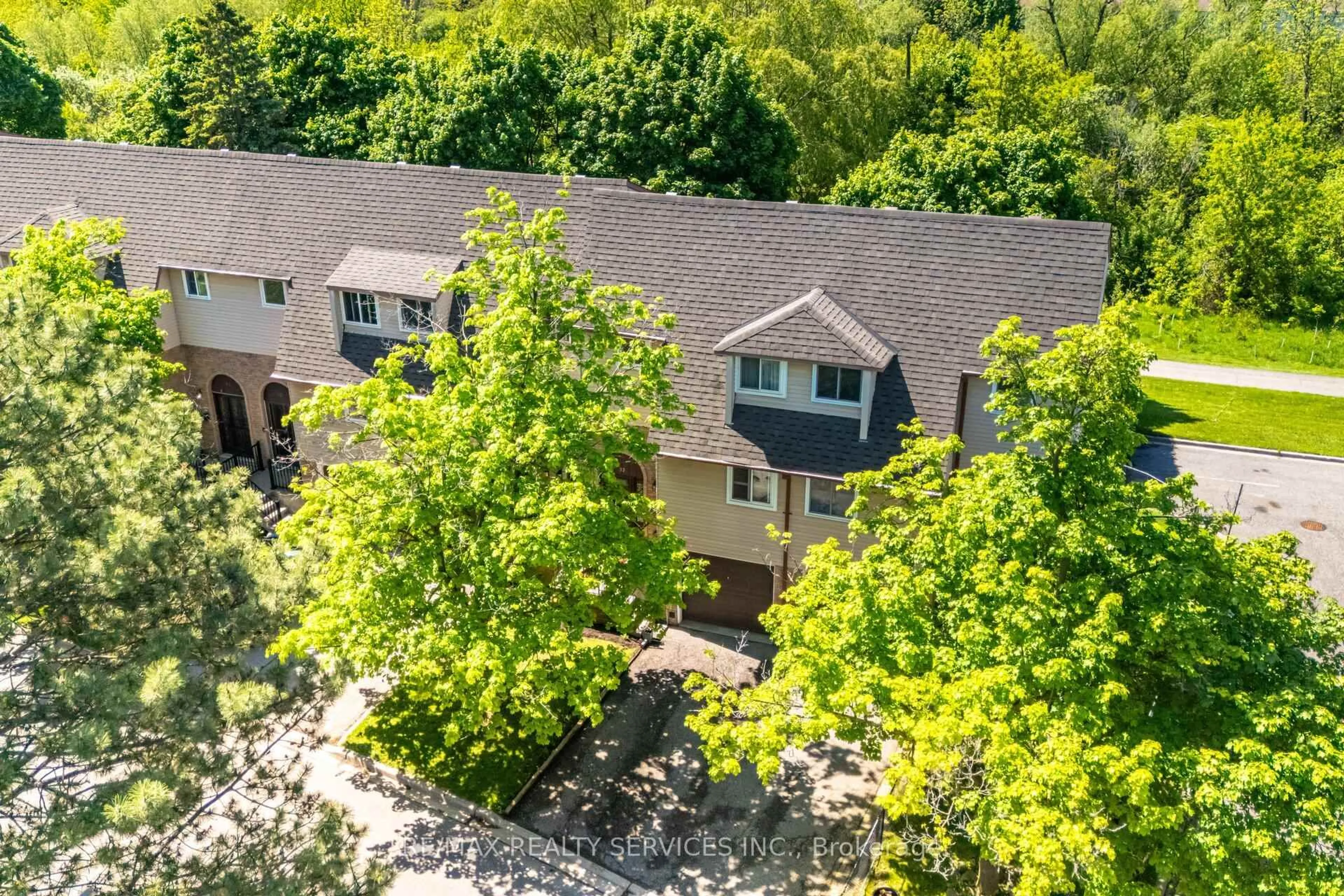 A pic from outside/outdoor area/front of a property/back of a property/a pic from drone, unknown for 32 Rosset Cres, Brampton Ontario L6X 2R3
