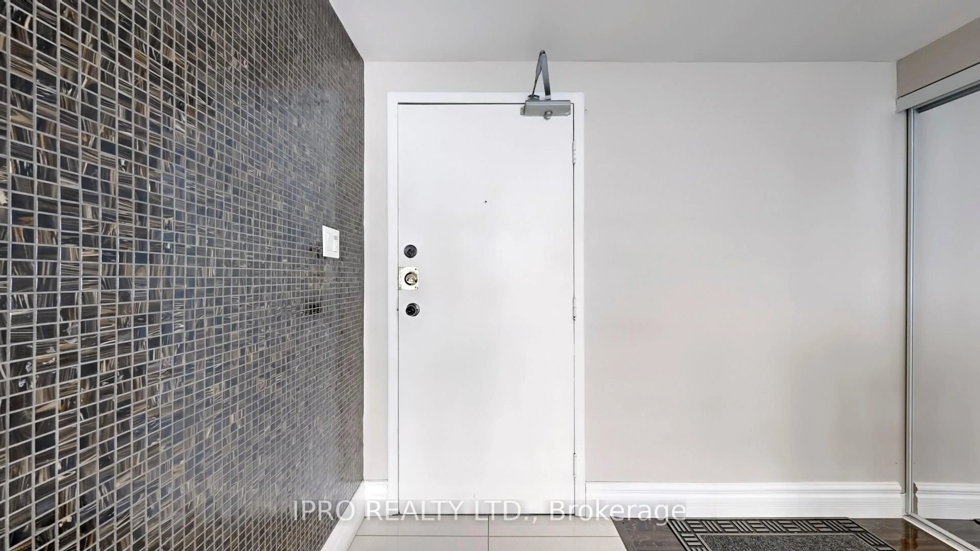 Indoor entryway for 370 Dixon Rd #712, Toronto Ontario M9R 1T2