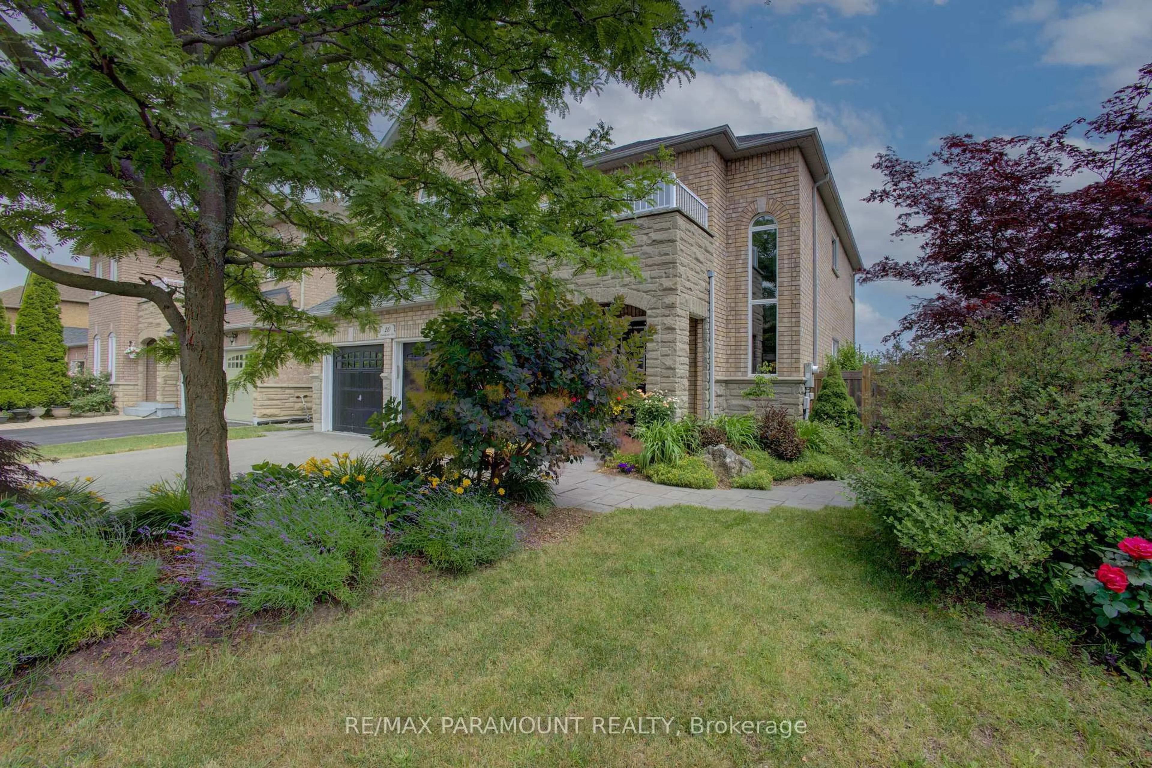 A pic from outside/outdoor area/front of a property/back of a property/a pic from drone, street for 20 Sandyside Cres, Brampton Ontario L7A 3P8