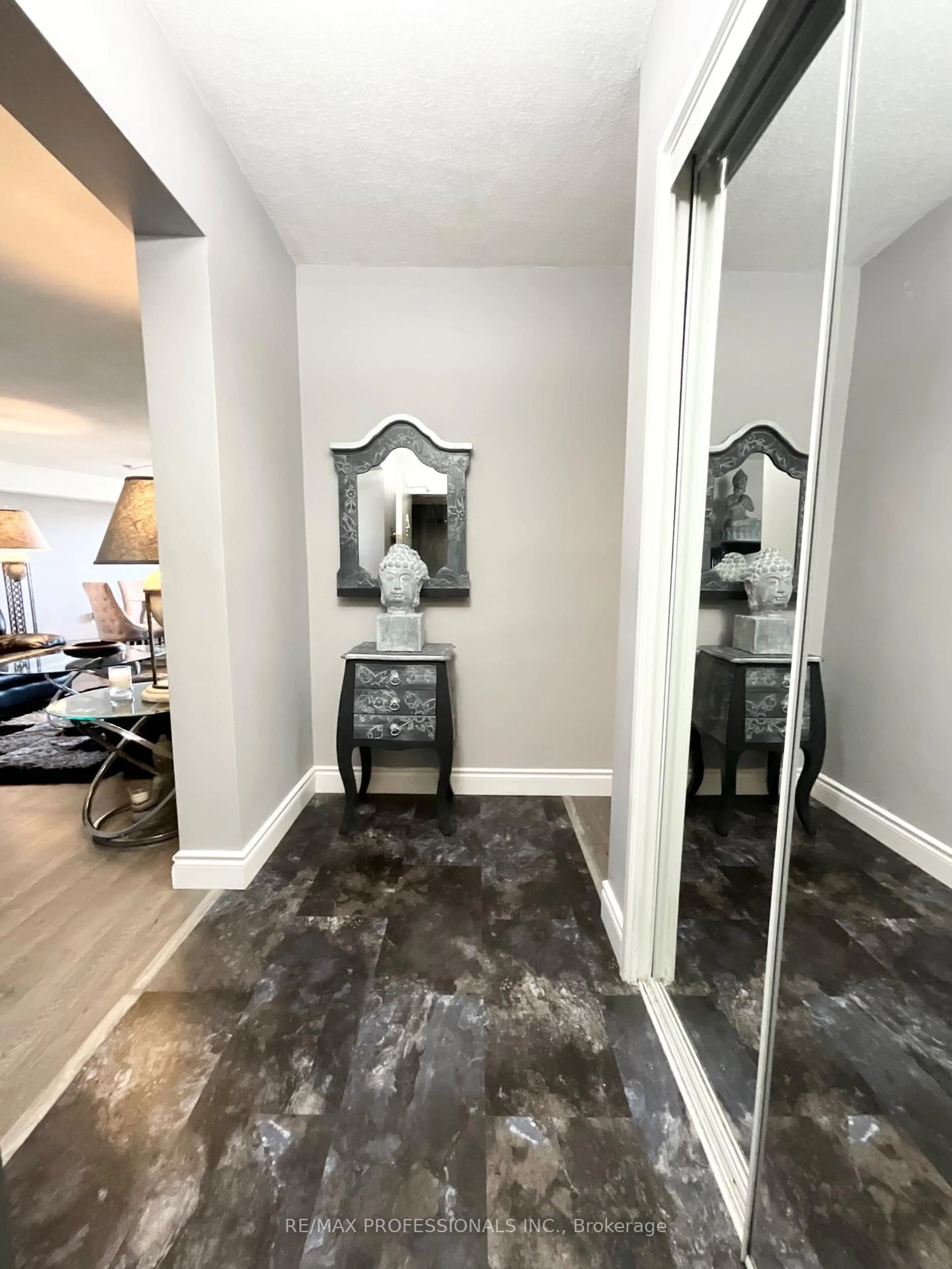 Indoor entryway for 551 The West Mall #1622, Toronto Ontario M9C 1G7