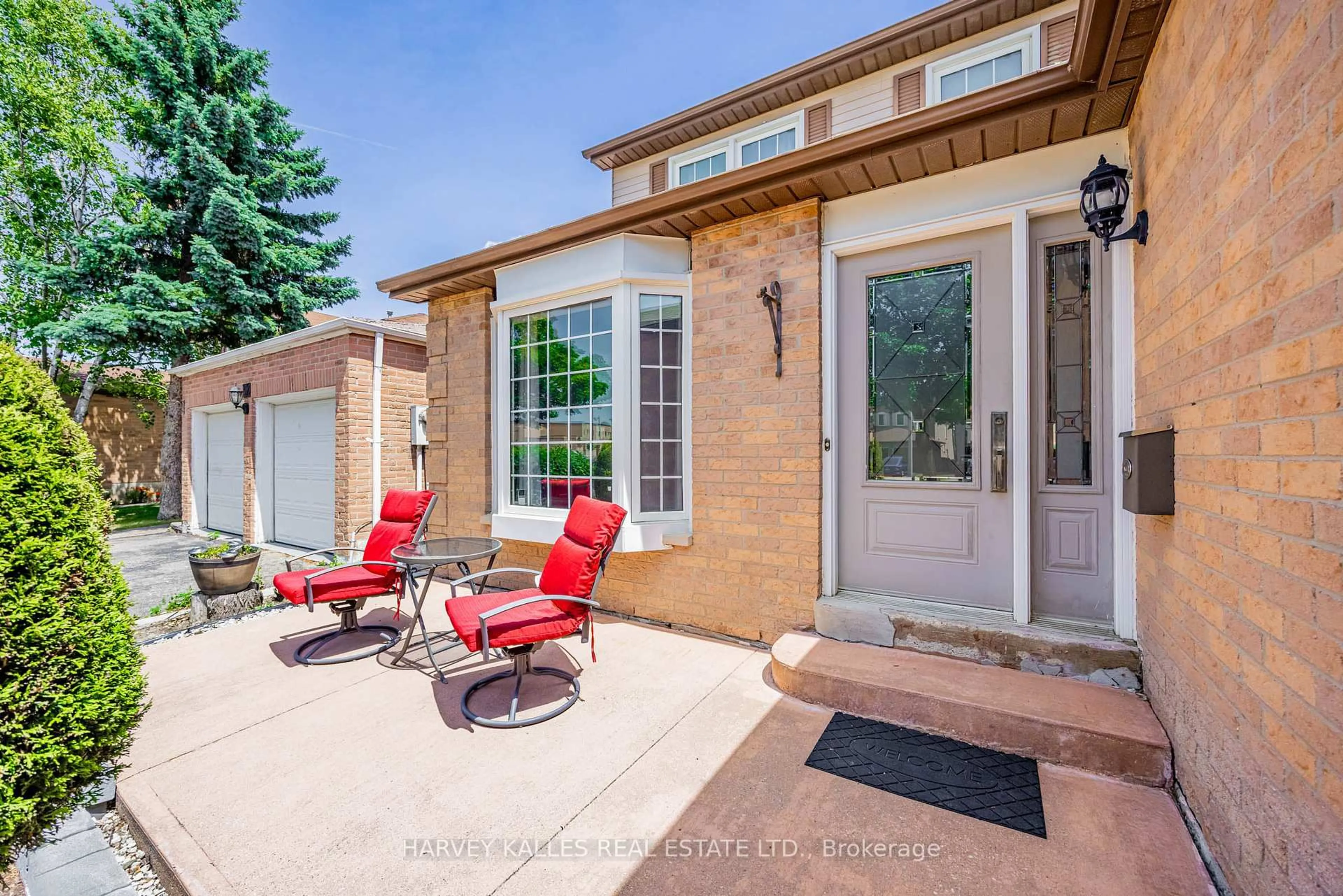 Patio, street for 34 Greendust Crt, Brampton Ontario L6S 5K2