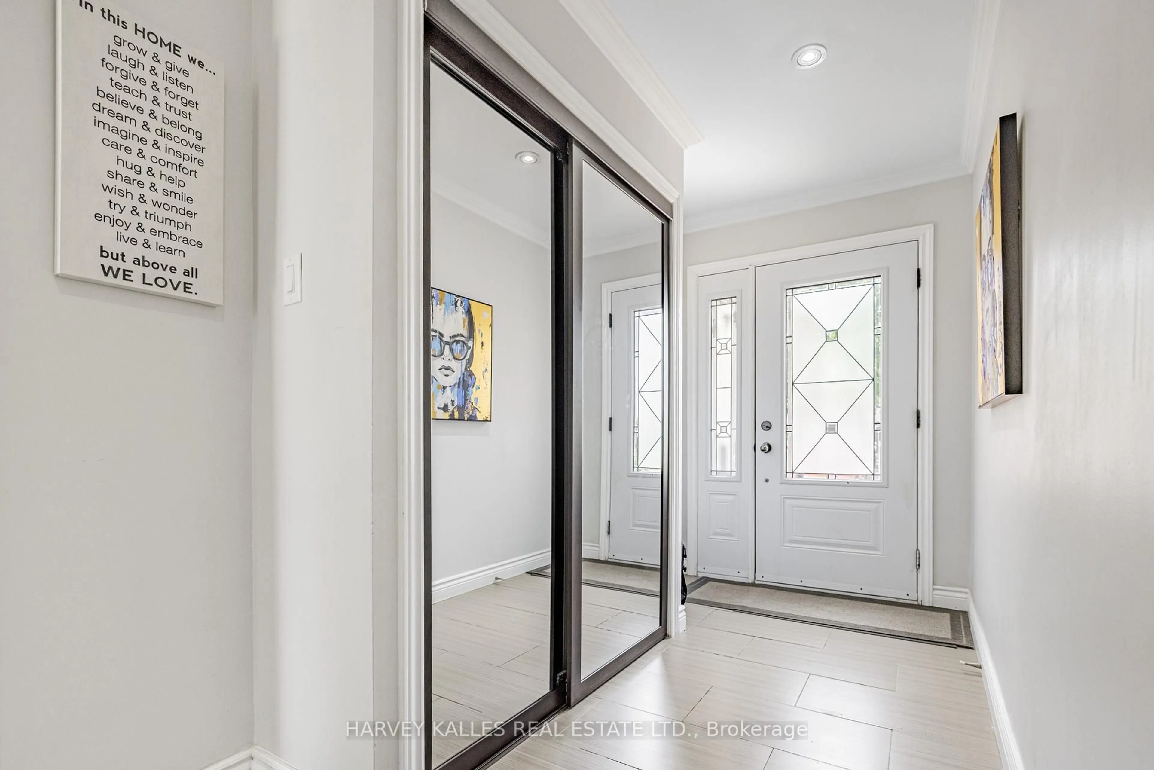Indoor entryway for 34 Greendust Crt, Brampton Ontario L6S 5K2