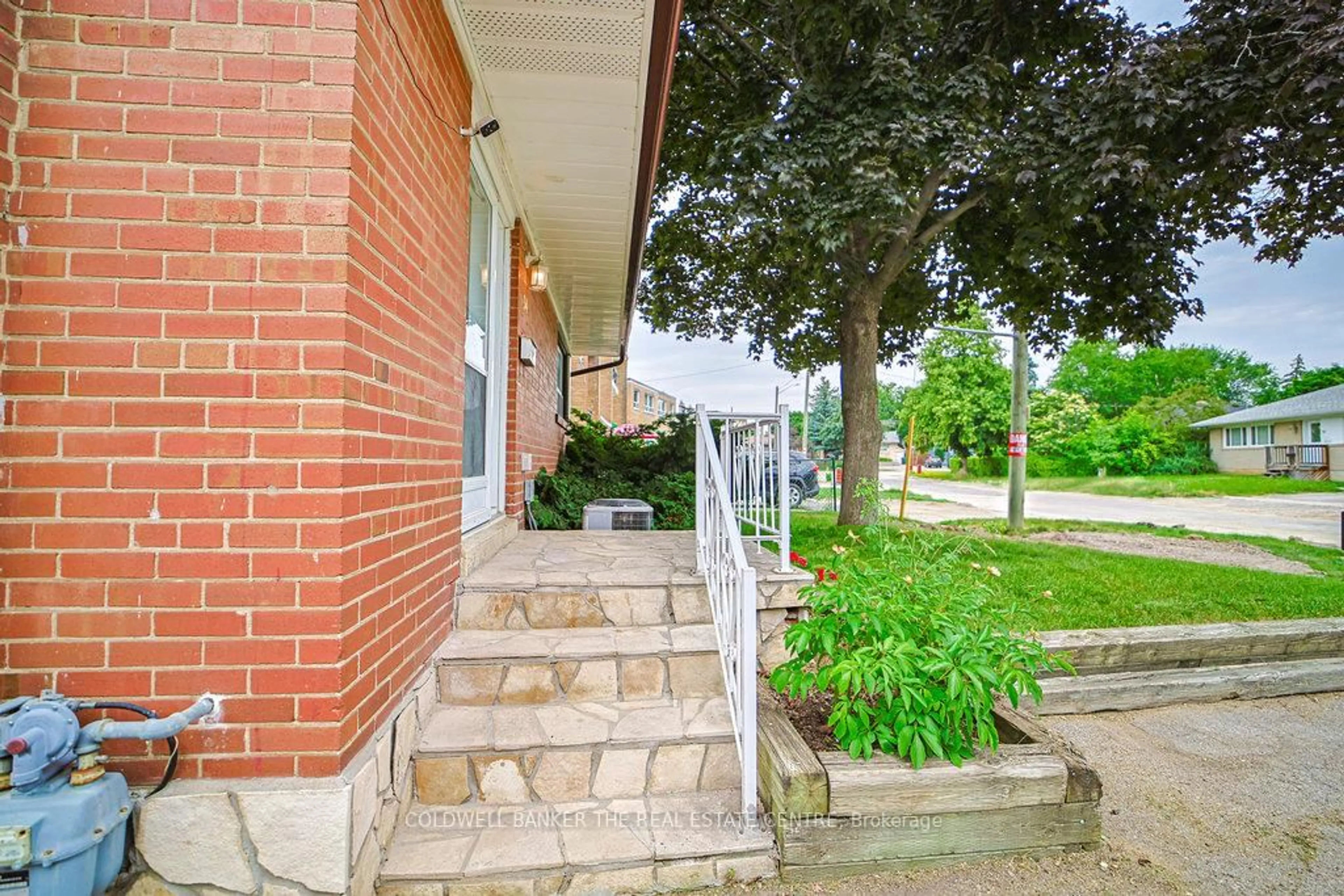 Patio, street for 34 Crestview Ave, Brampton Ontario L6W 2R6