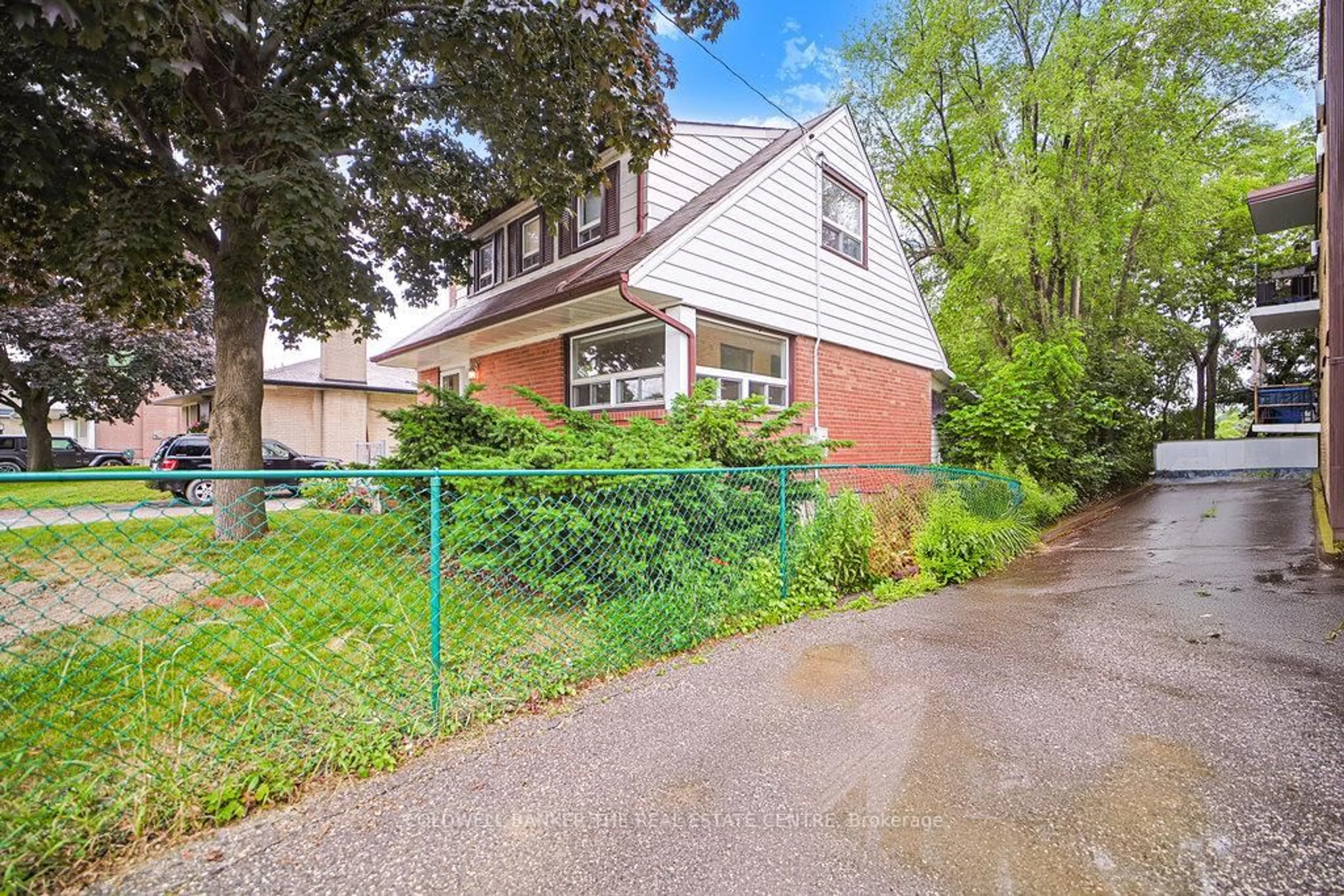 A pic from outside/outdoor area/front of a property/back of a property/a pic from drone, street for 34 Crestview Ave, Brampton Ontario L6W 2R6