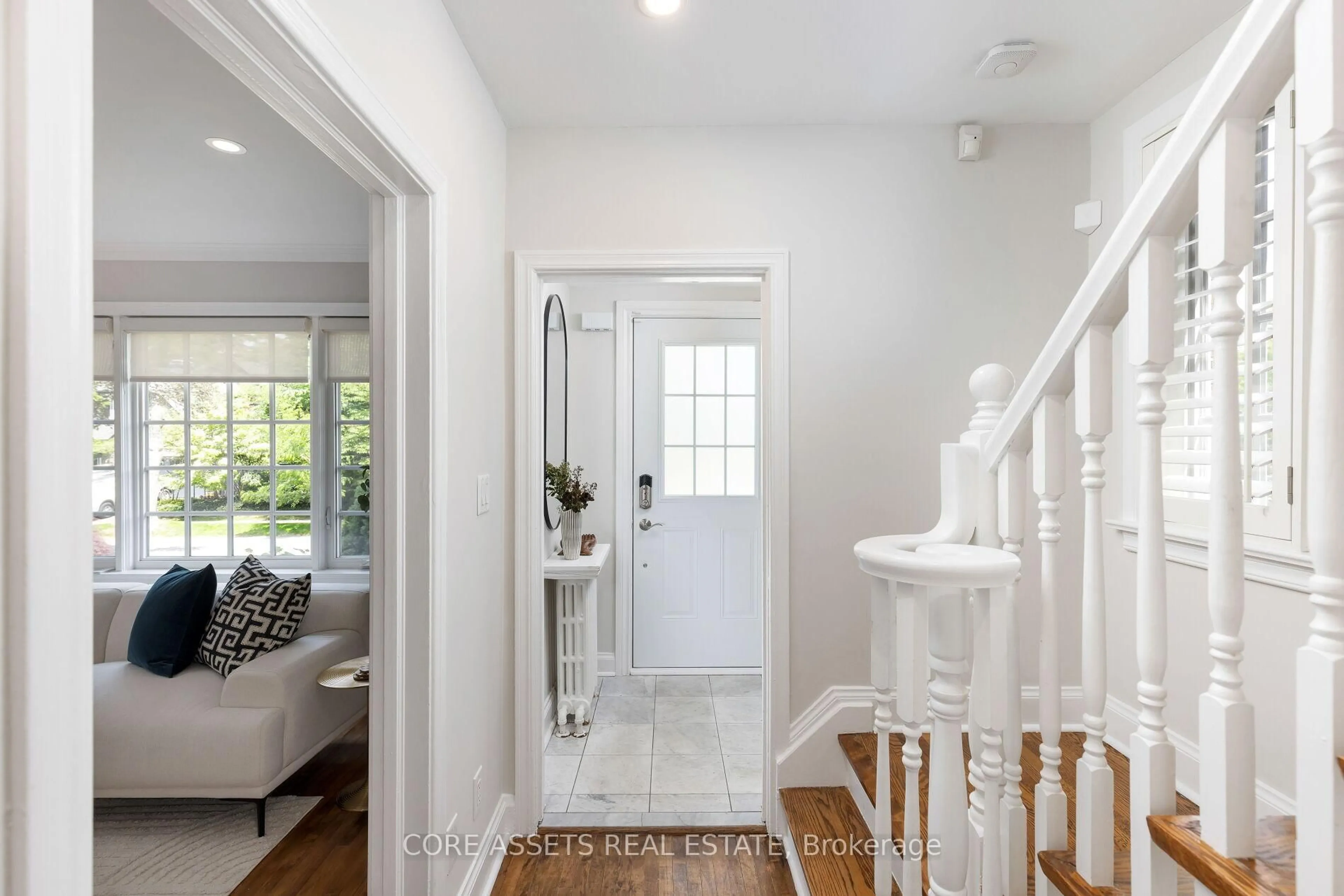 Indoor entryway for 32 Grenview Blvd, Toronto Ontario M8Y 3S1