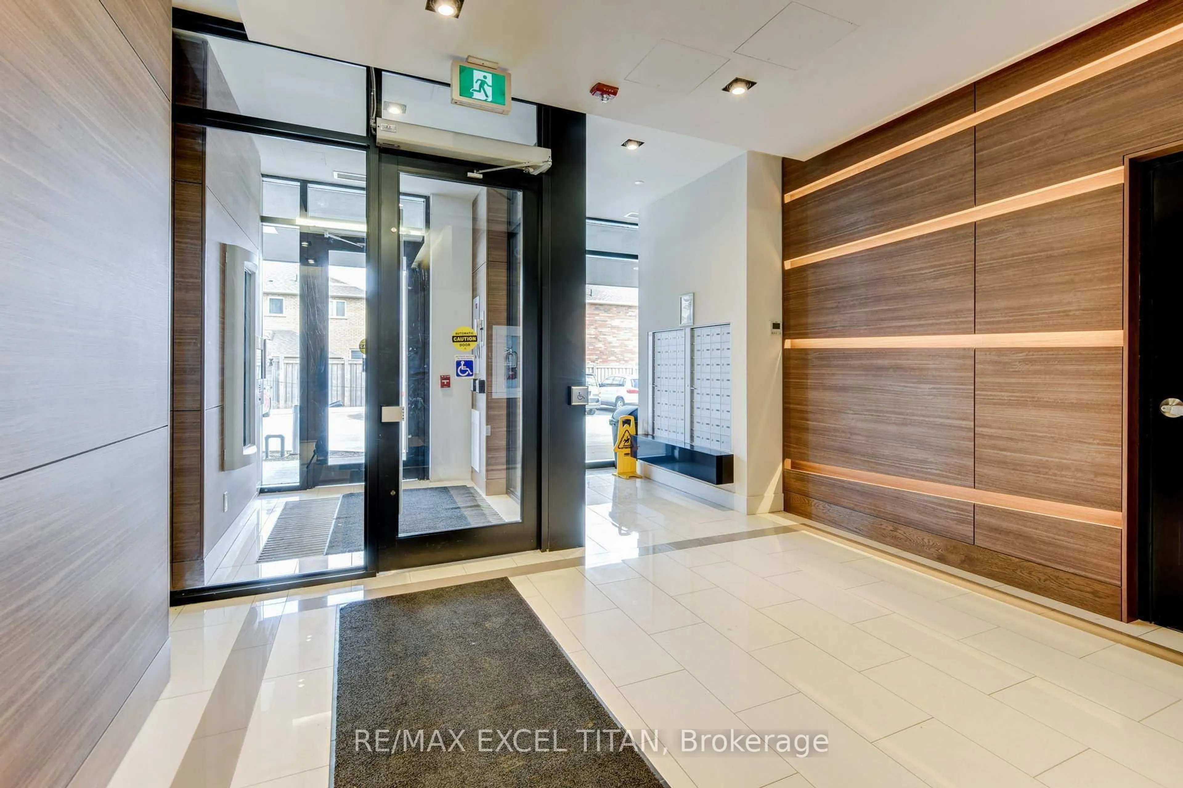 Indoor foyer for 5220 Dundas St #D413, Burlington Ontario L7L 0J4