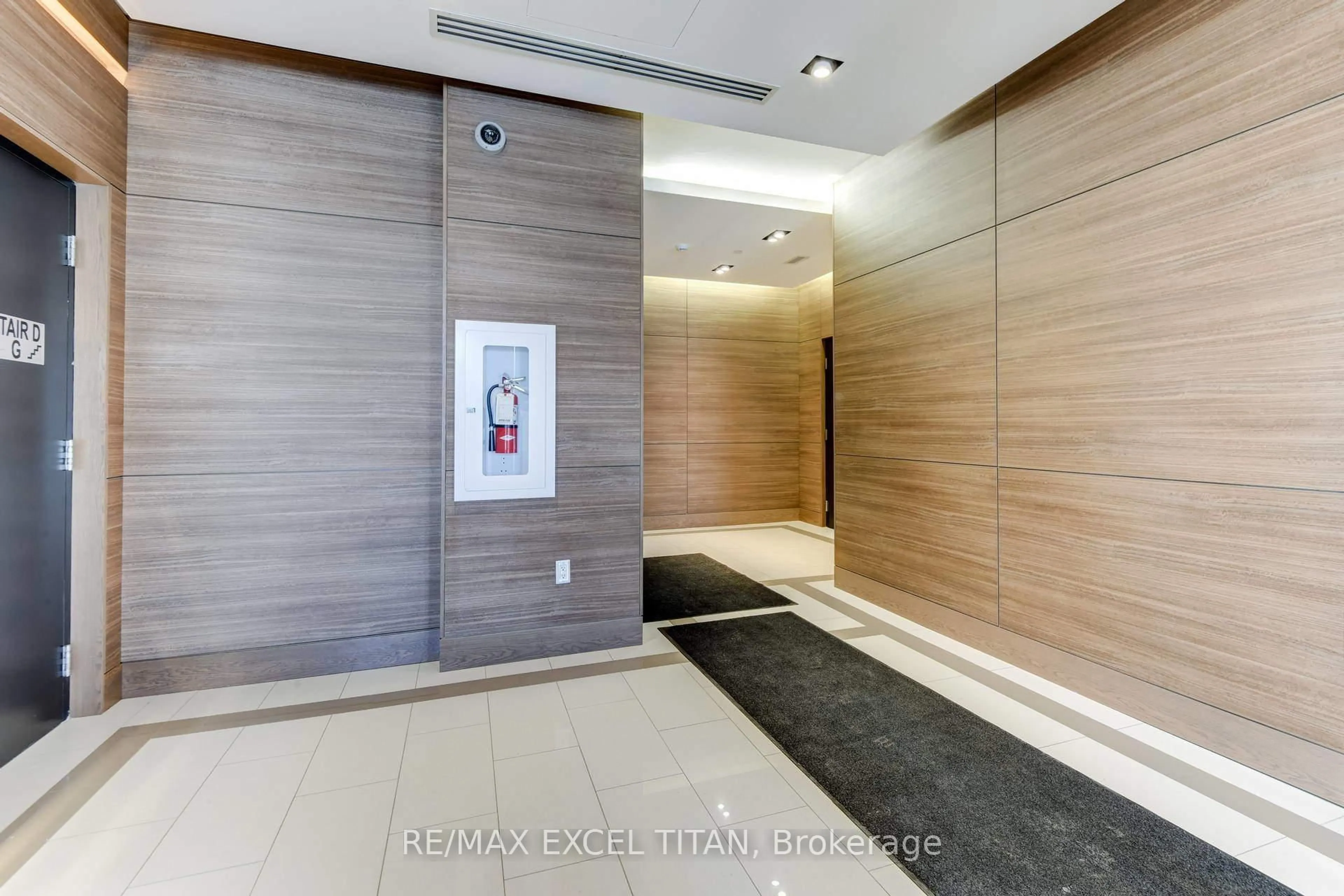 Indoor foyer for 5220 Dundas St #D413, Burlington Ontario L7L 0J4