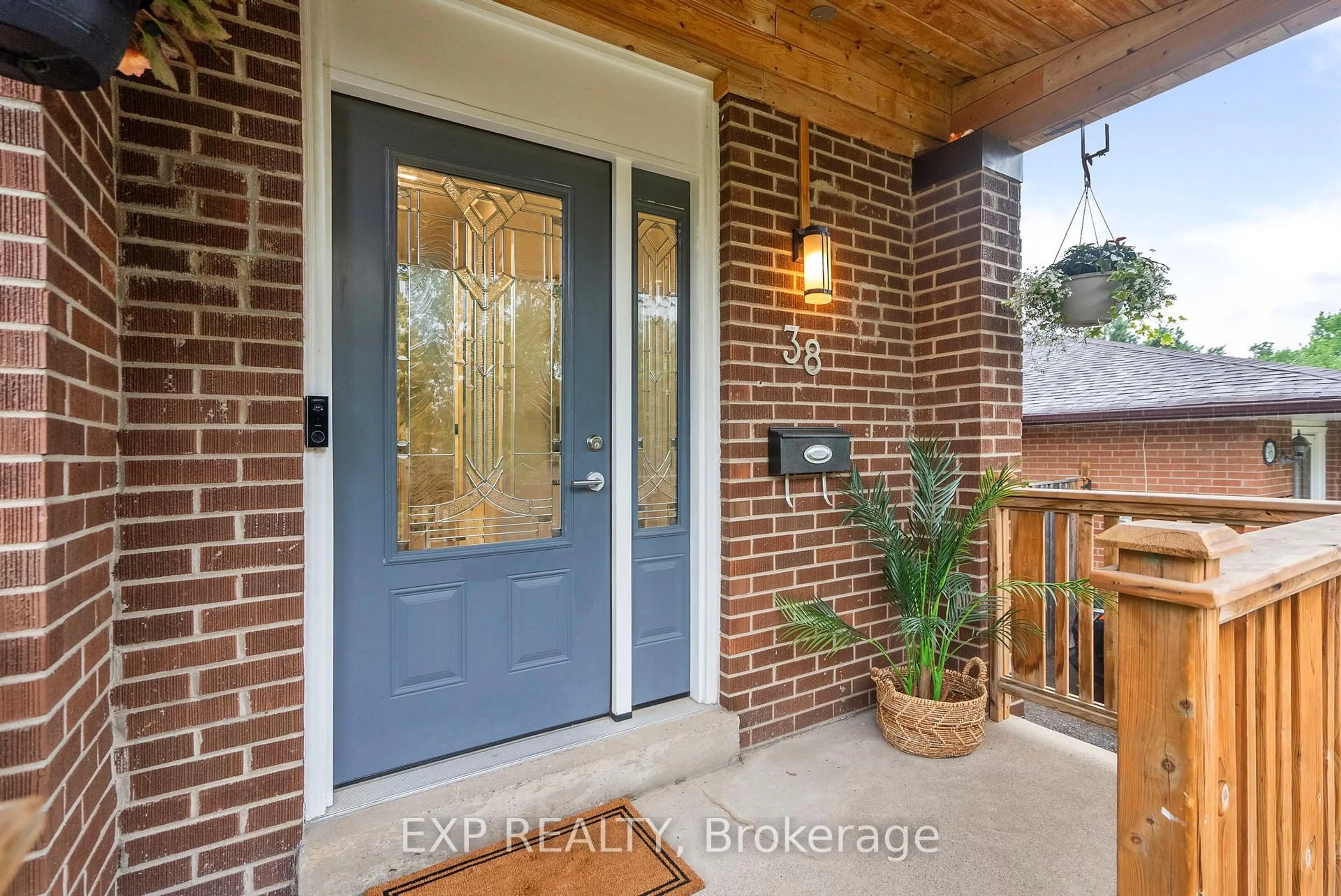 Indoor entryway for 38 Joycelyn Dr, Mississauga Ontario L5M 1T7