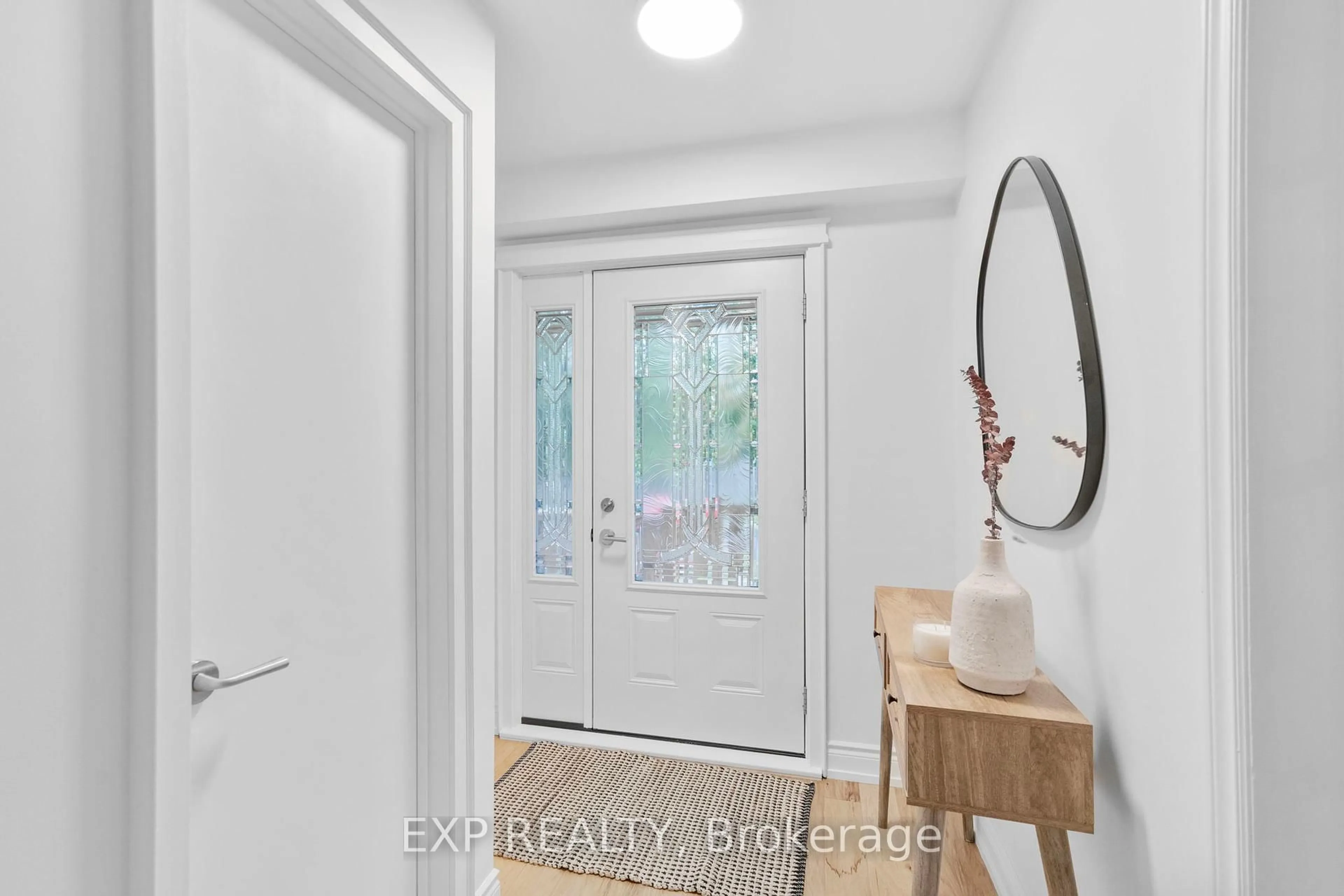 Indoor entryway for 38 Joycelyn Dr, Mississauga Ontario L5M 1T7