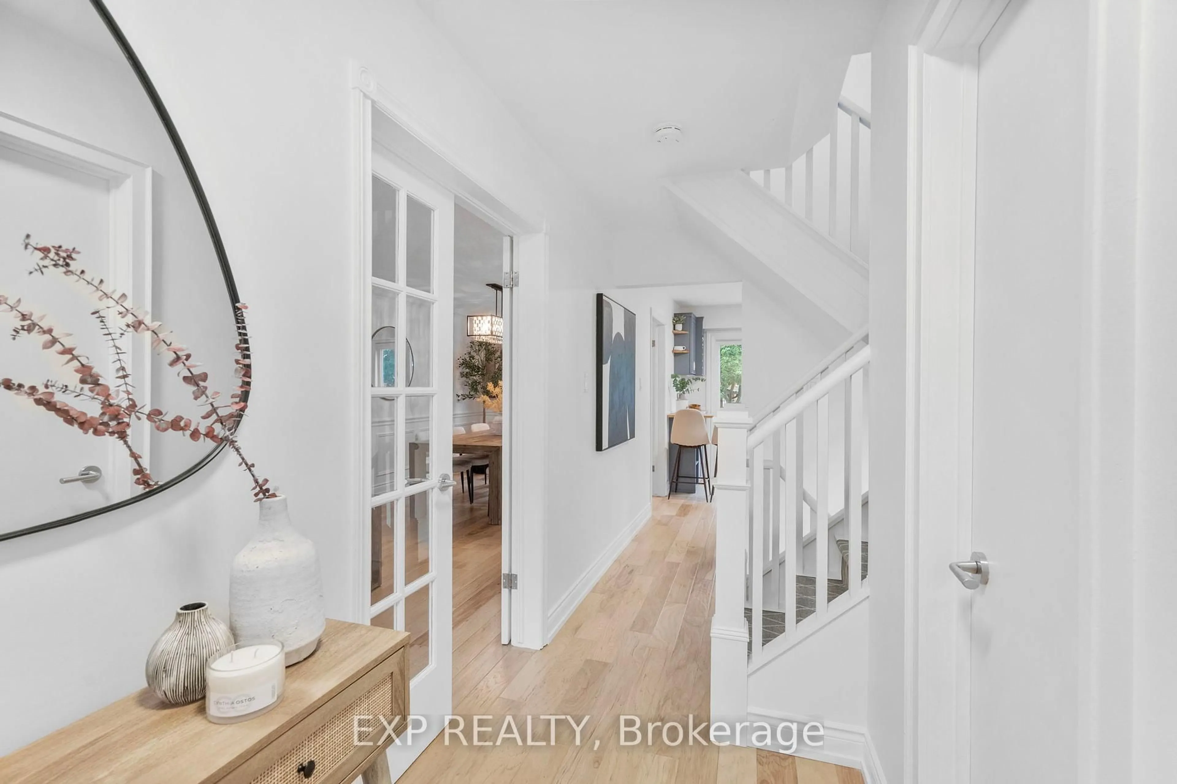 Indoor entryway for 38 Joycelyn Dr, Mississauga Ontario L5M 1T7
