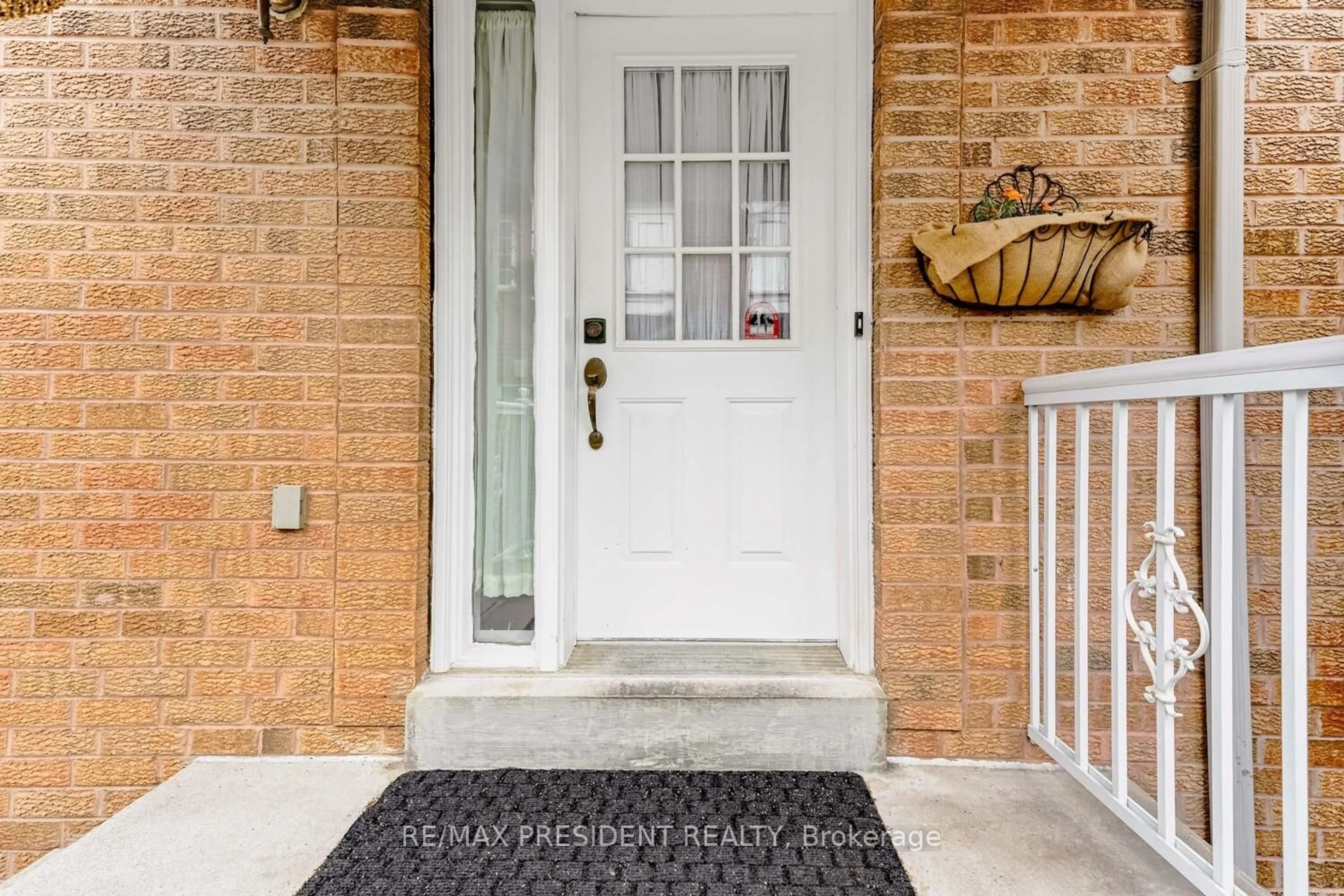 Indoor entryway for 125 Ural Circ, Brampton Ontario L6R 1J6