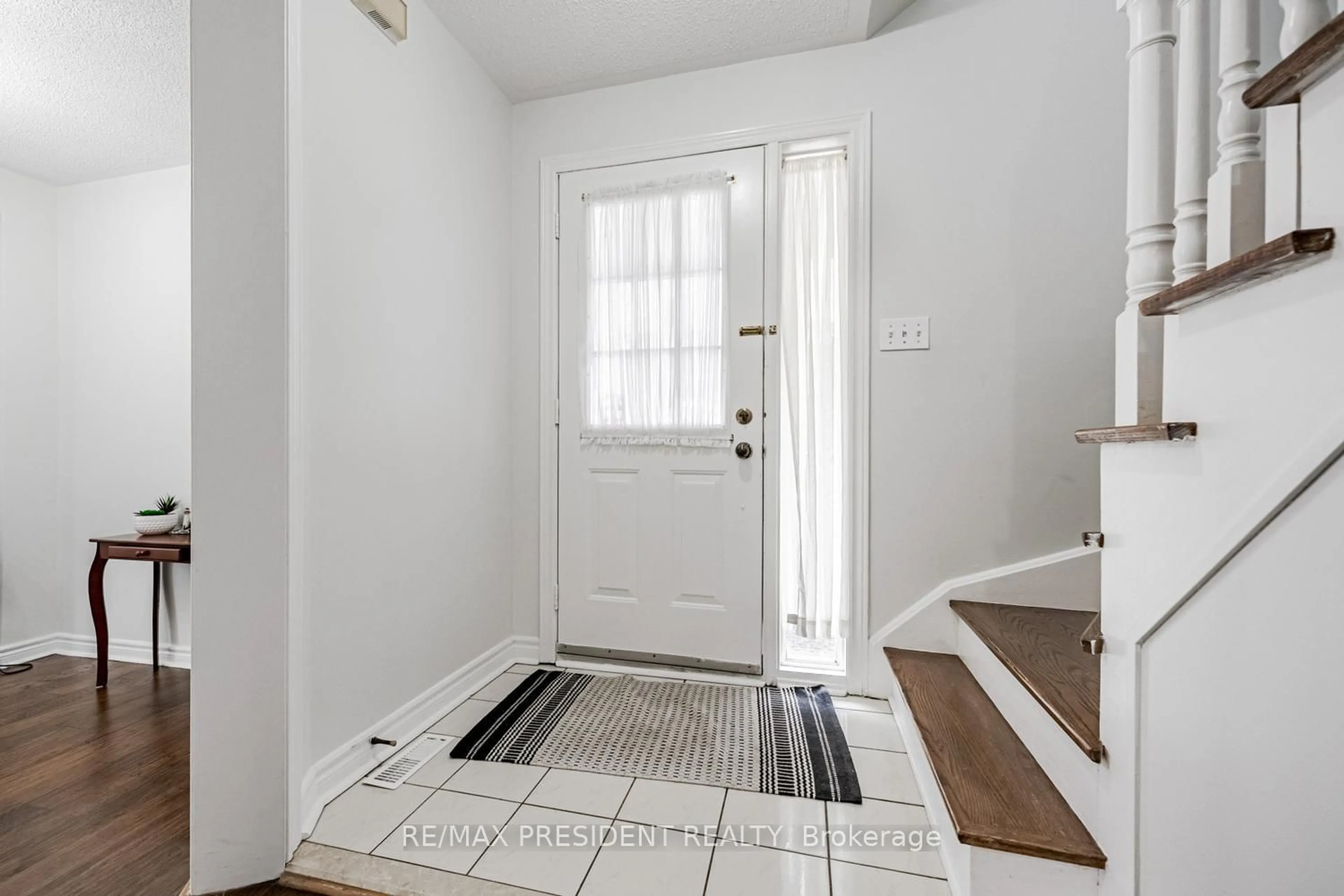 Indoor entryway for 125 Ural Circ, Brampton Ontario L6R 1J6