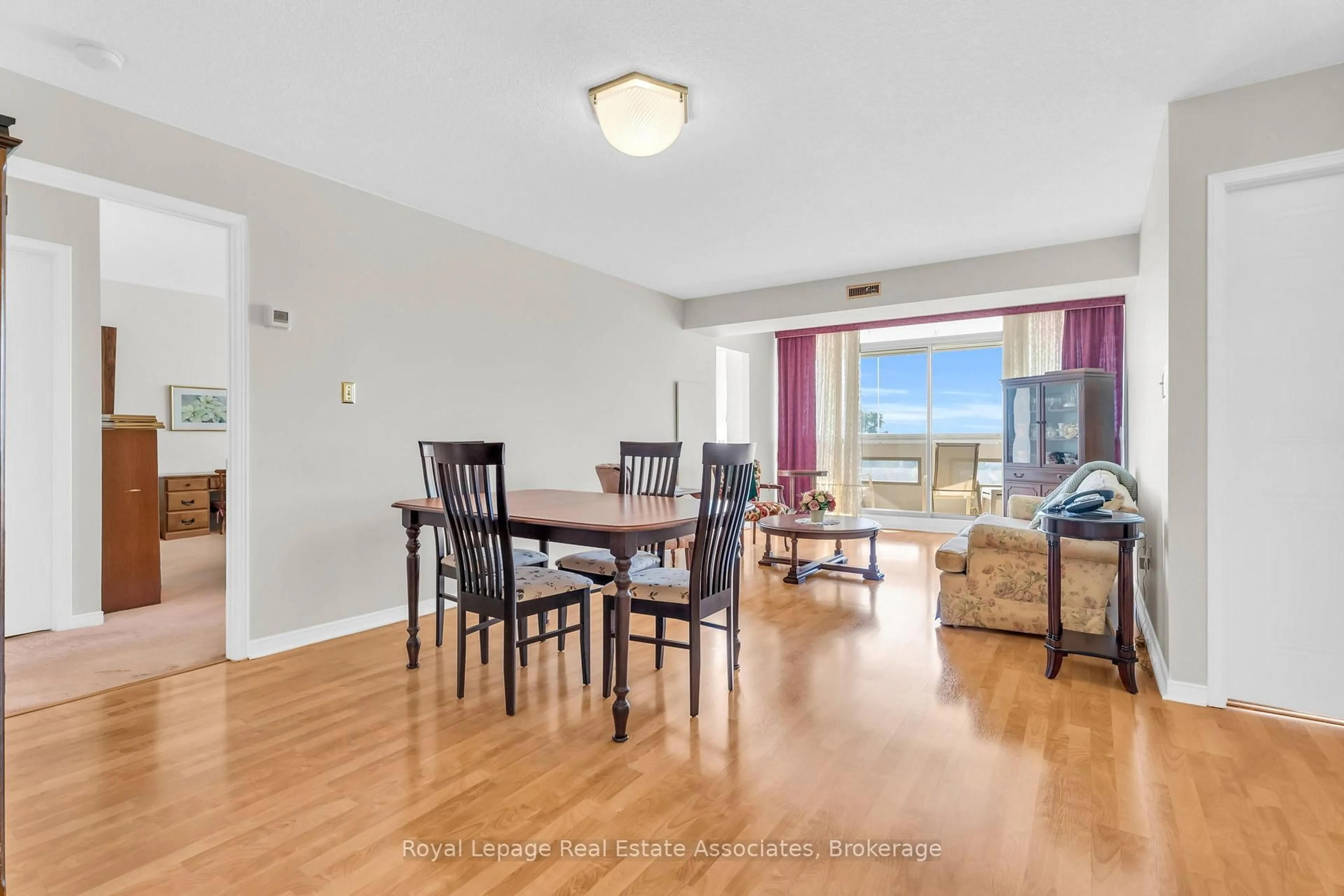 Living room with furniture, wood/laminate floor for 20 McFarlane Dr #708, Halton Hills Ontario L7G 5J8