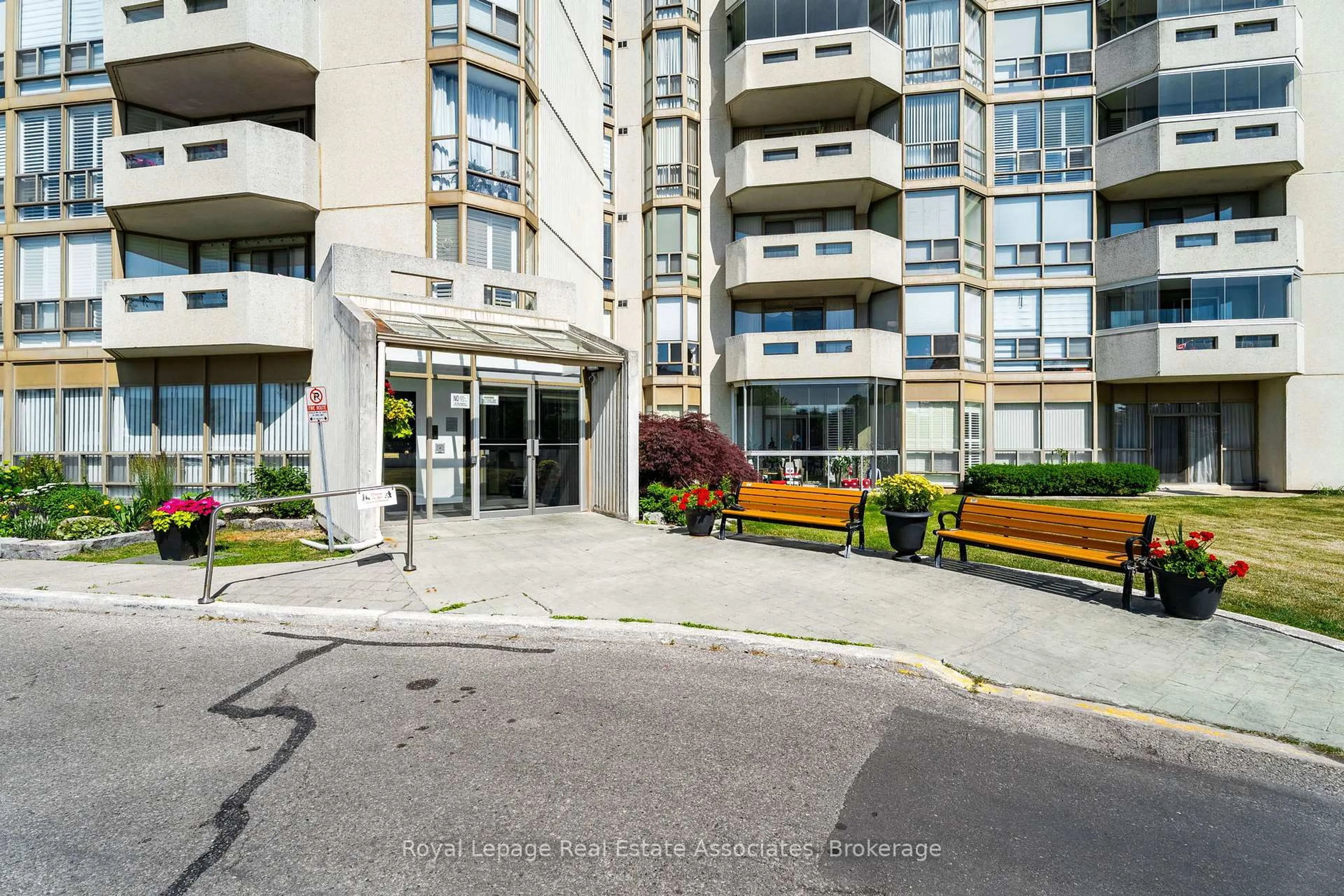 Indoor foyer for 20 McFarlane Dr #708, Halton Hills Ontario L7G 5J8