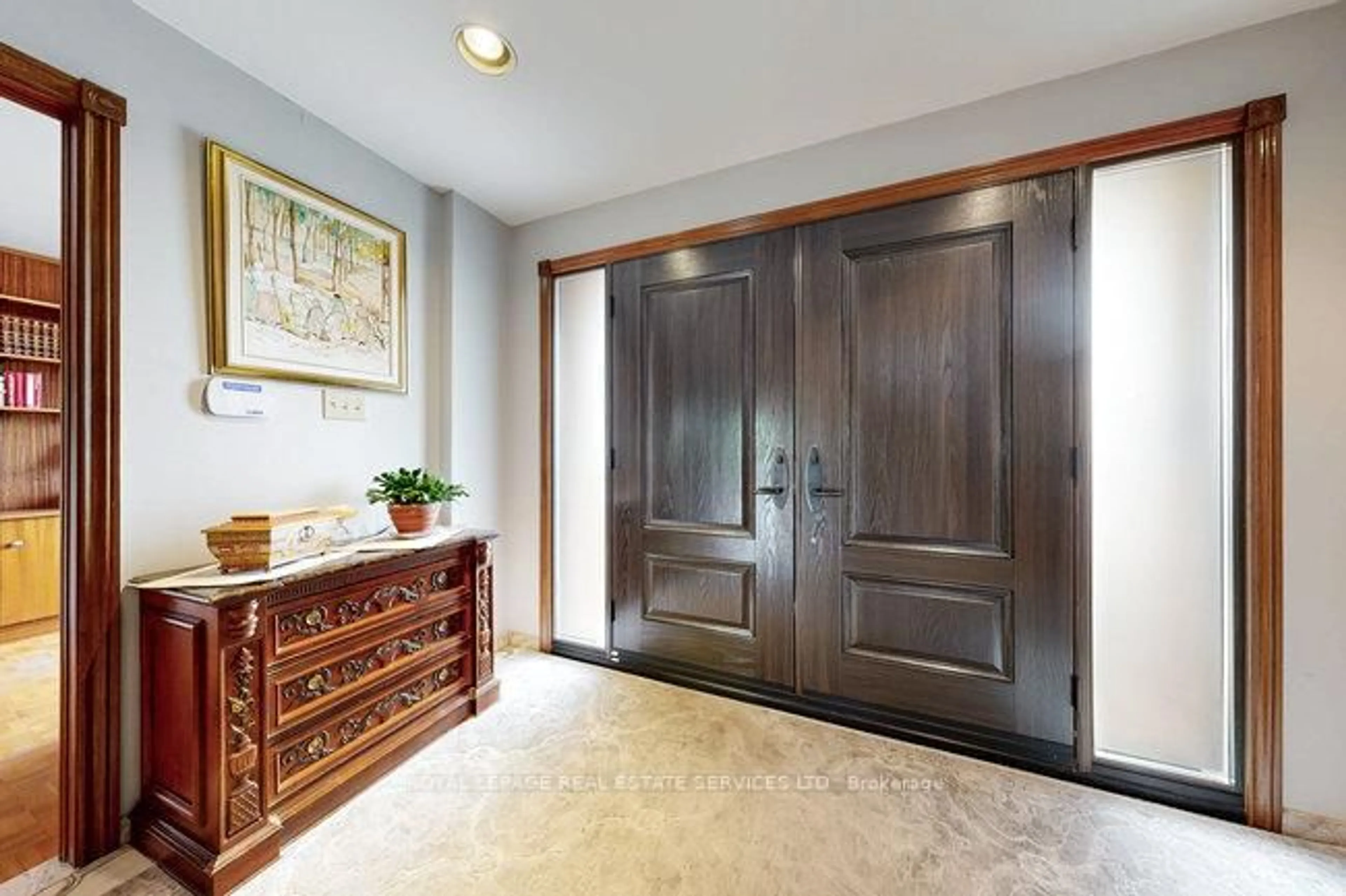 Indoor entryway for 2946 Weston Rd, Toronto Ontario M9M 2S7