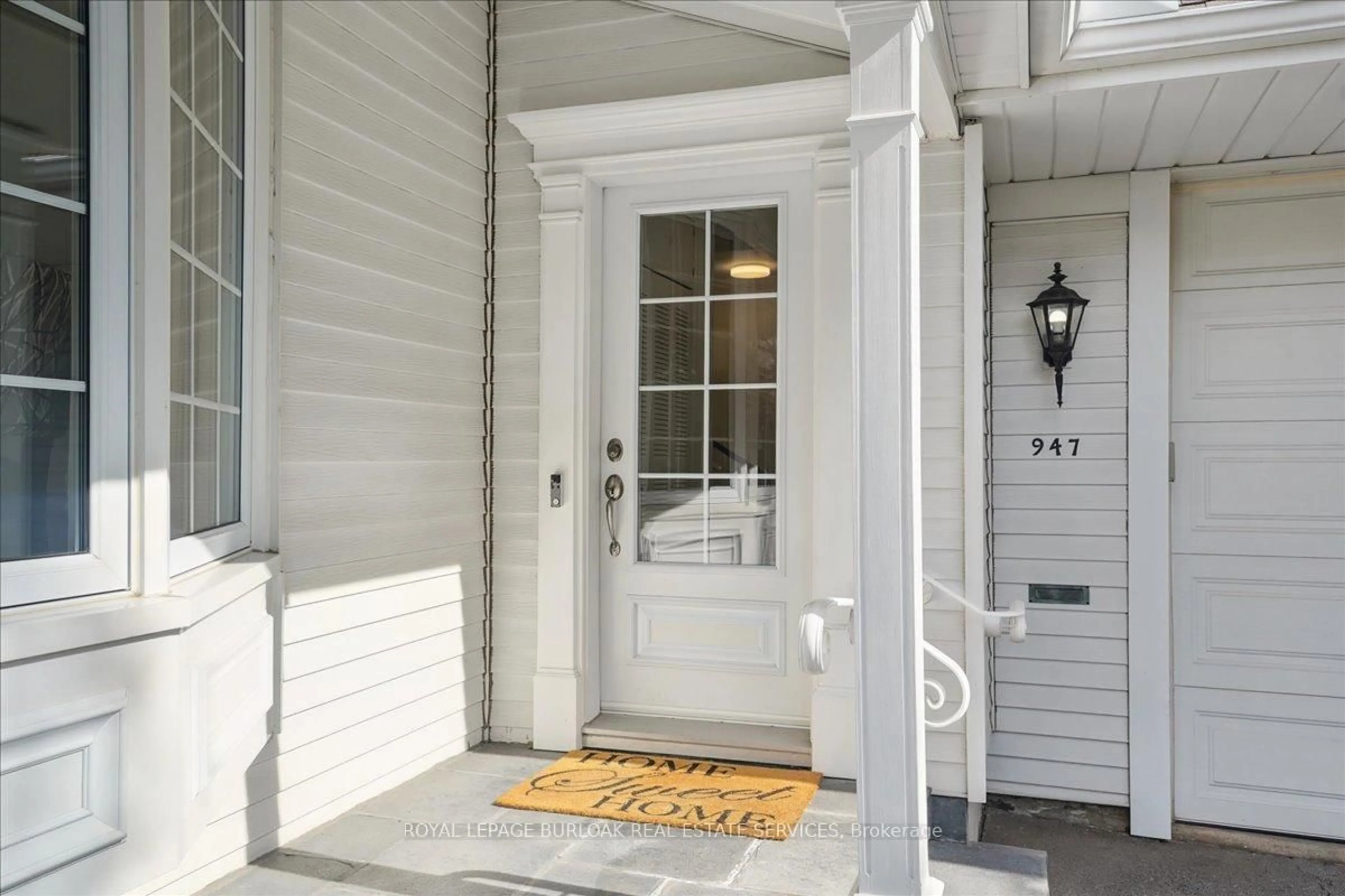 Indoor entryway for 947 Glenwood Ave, Burlington Ontario L7T 2K1