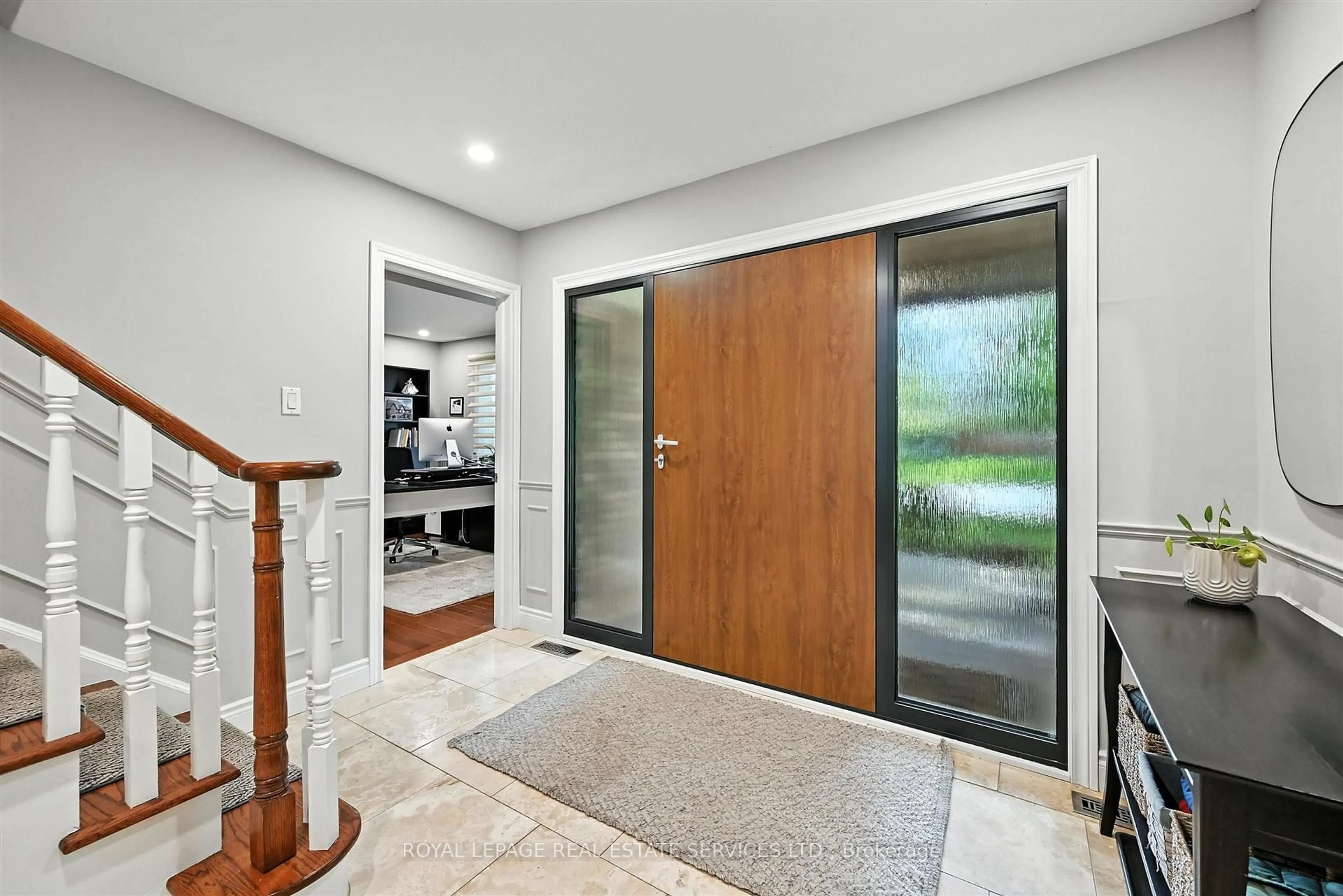 Indoor entryway for 4240 Dunvegan Rd, Burlington Ontario L7L 1P8