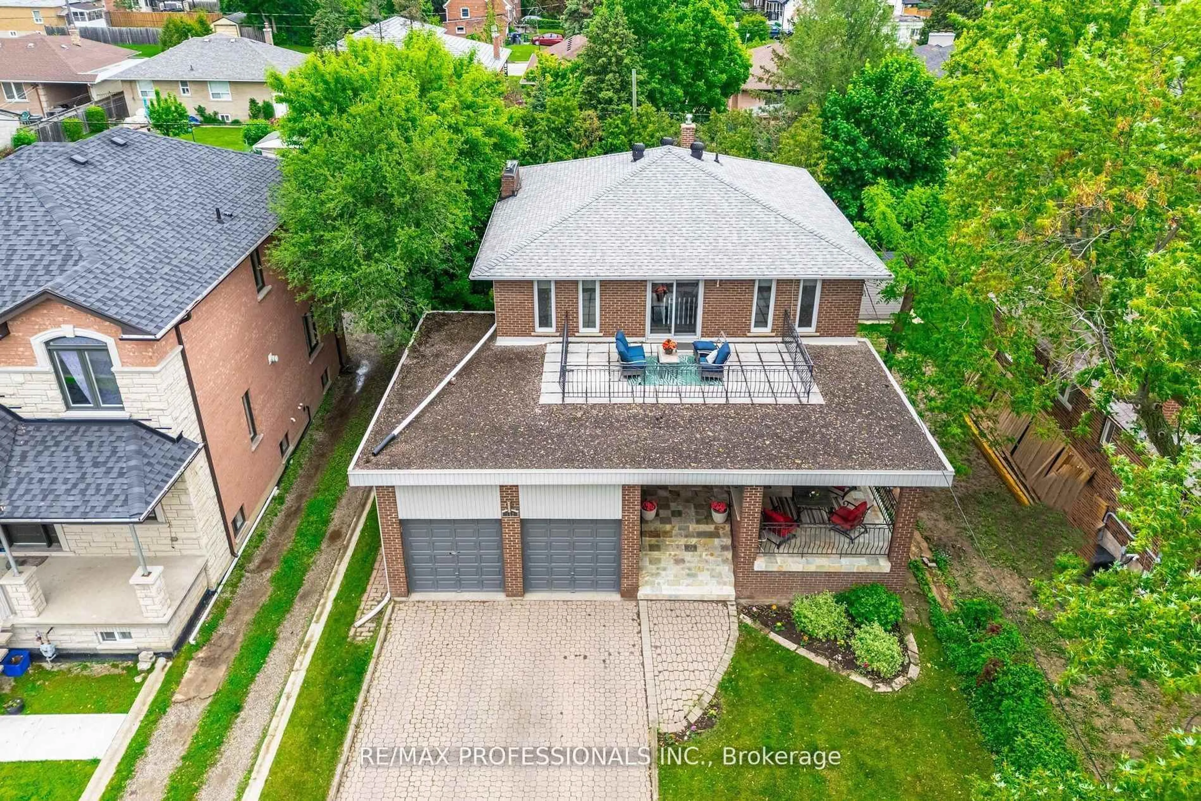 A pic from outside/outdoor area/front of a property/back of a property/a pic from drone, street for 152 Church St, Toronto Ontario M9N 1N5