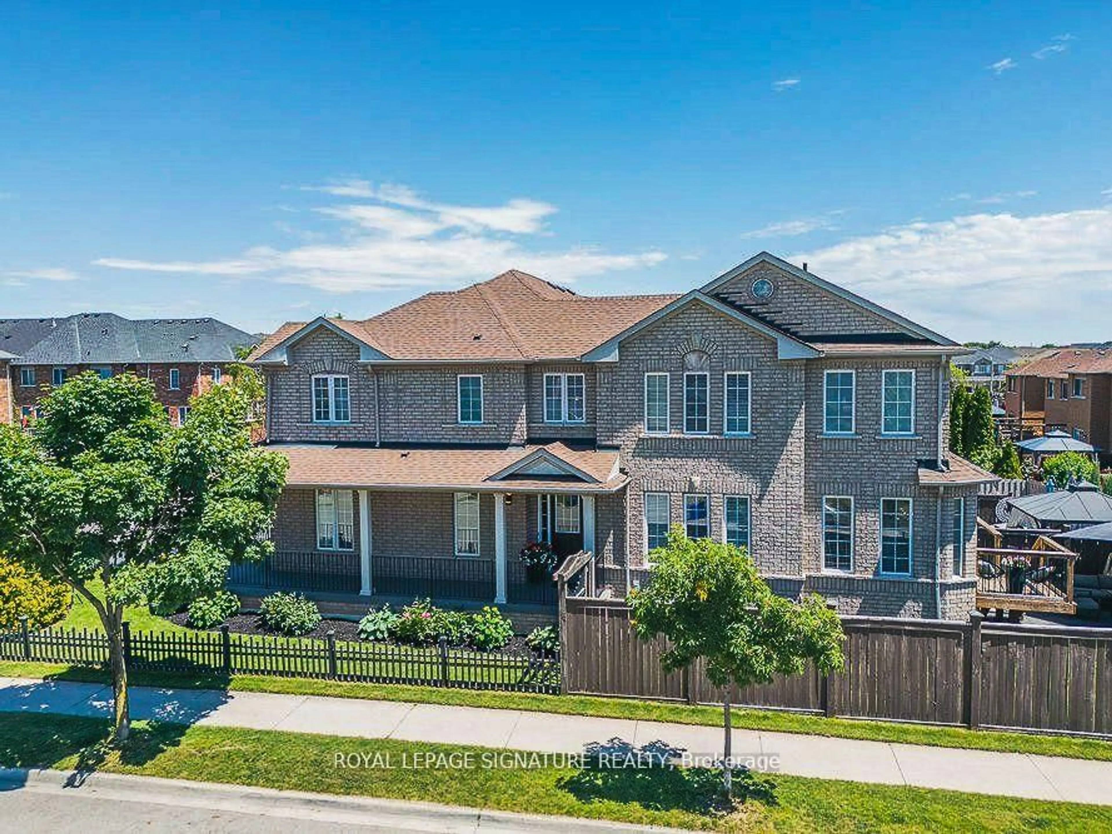A pic from outside/outdoor area/front of a property/back of a property/a pic from drone, street for 5000 Des Jardines Dr, Burlington Ontario L7L 7L7