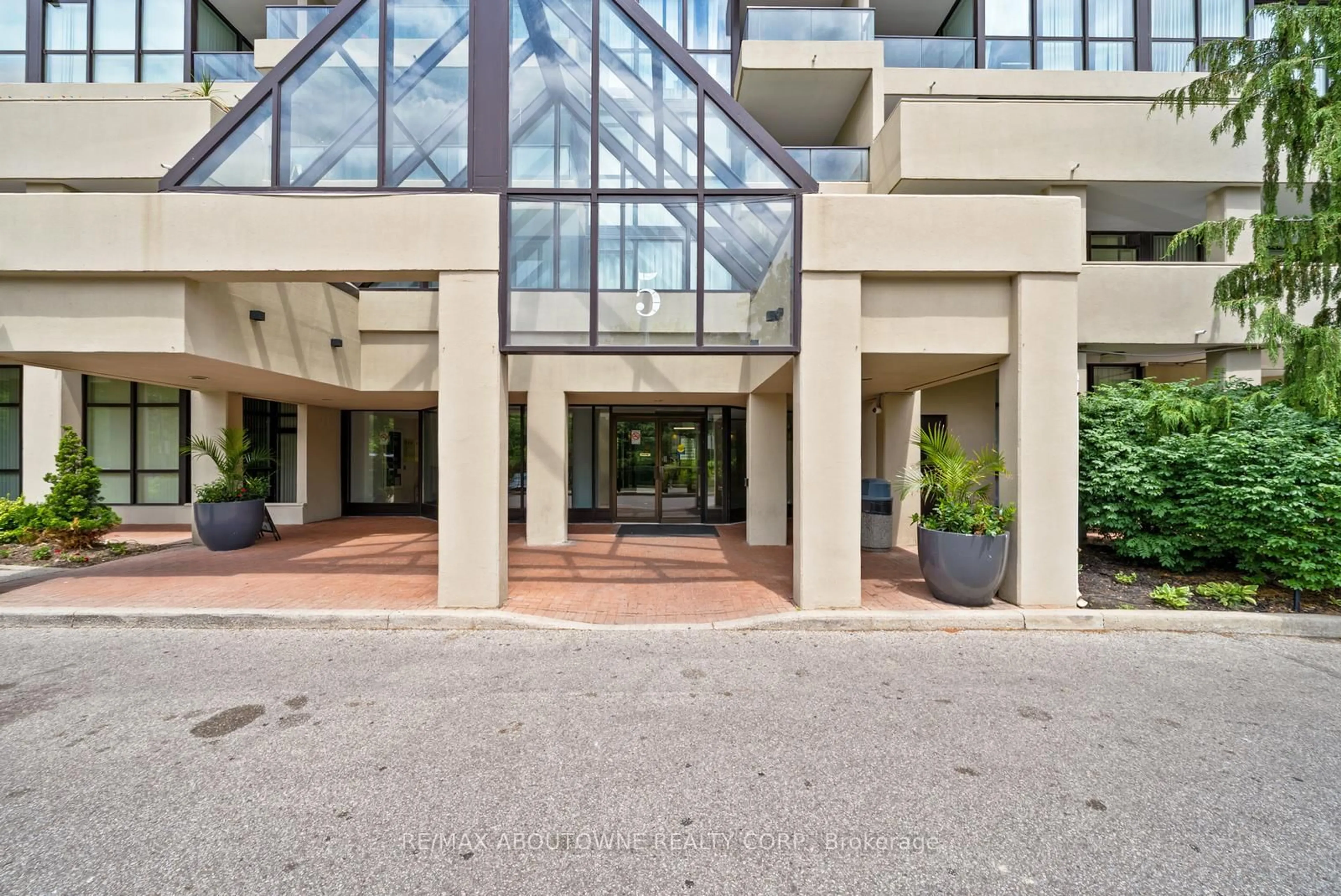 Indoor foyer for 5 Rowntree Rd #407, Toronto Ontario M9V 5G9
